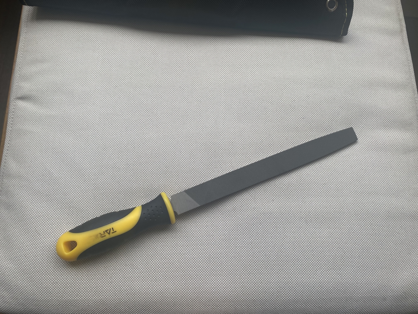 今回使ったヤスリは平たい棒状のもの