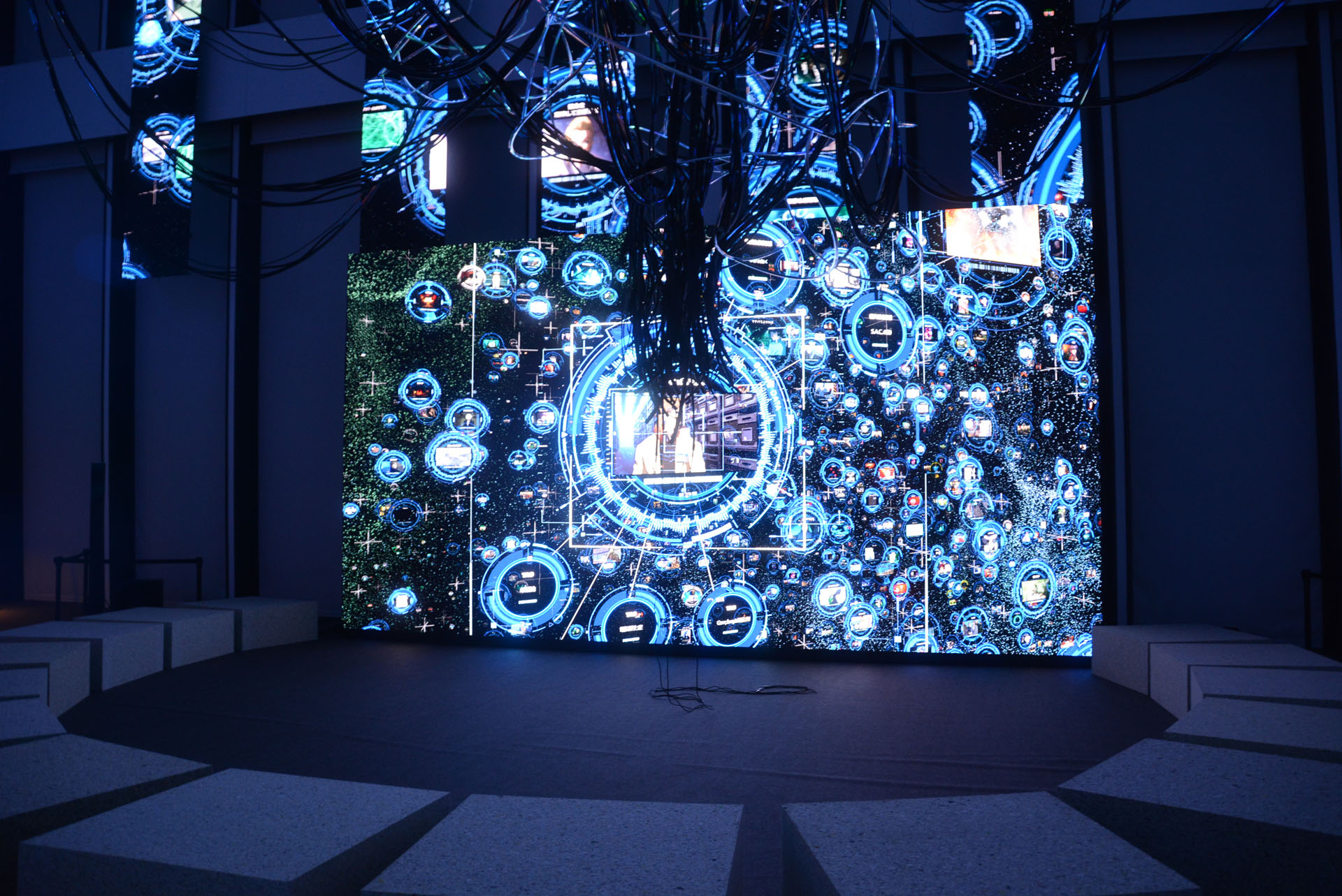 プロジェクションマッピングで「攻殻機動隊」の世界が映し出されるだけでなく、端末で作品のシーンを検索できる「NODE」