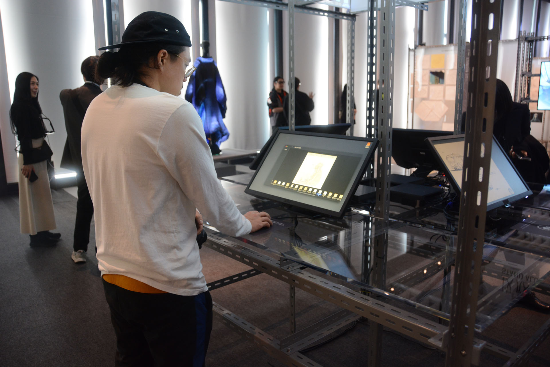 原画を細かく見ることができる