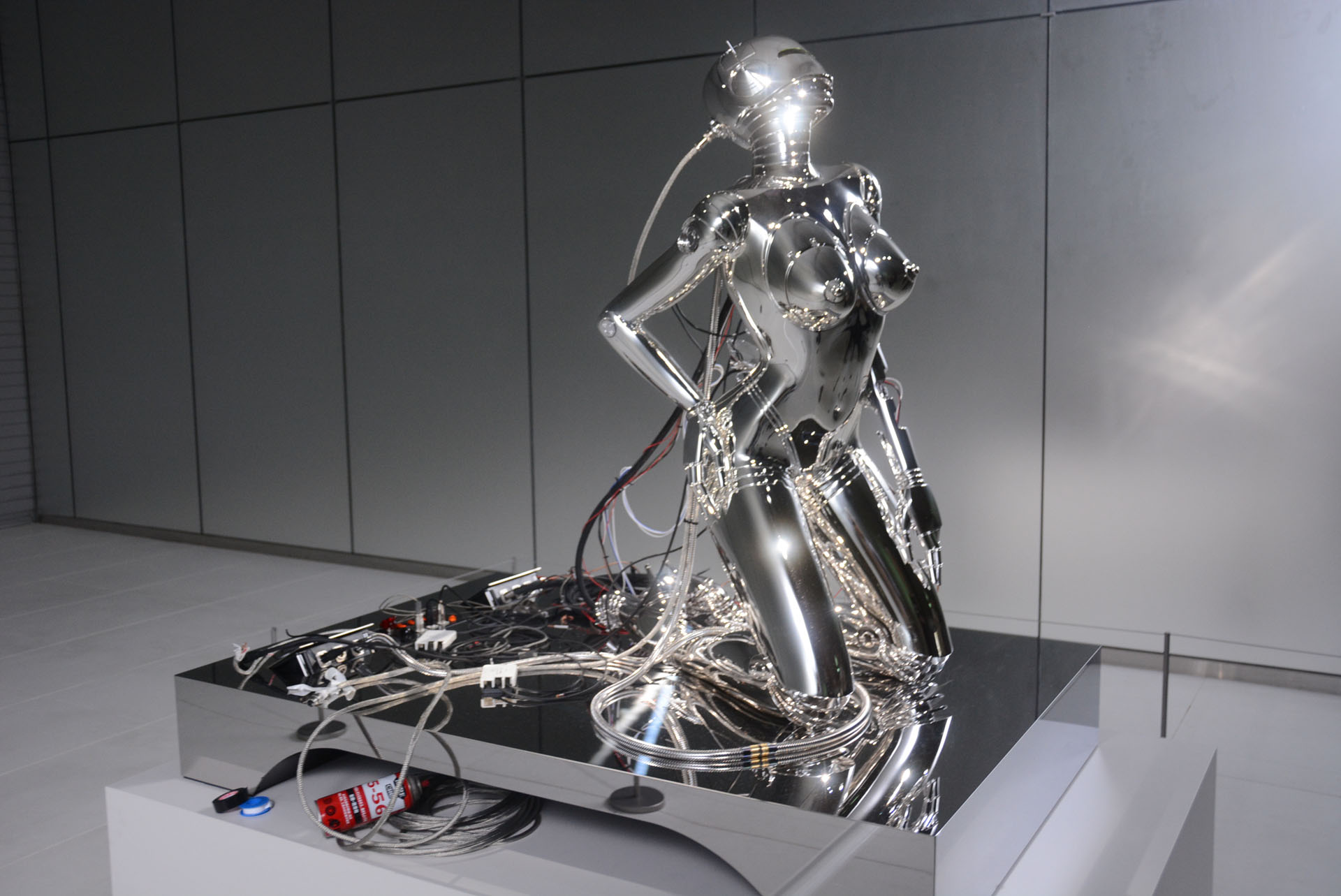 空山基氏による「攻殻機動隊」の草薙素子をモデルに下新作彫像「Sexy Robot_The Ghost in the Shell type1」