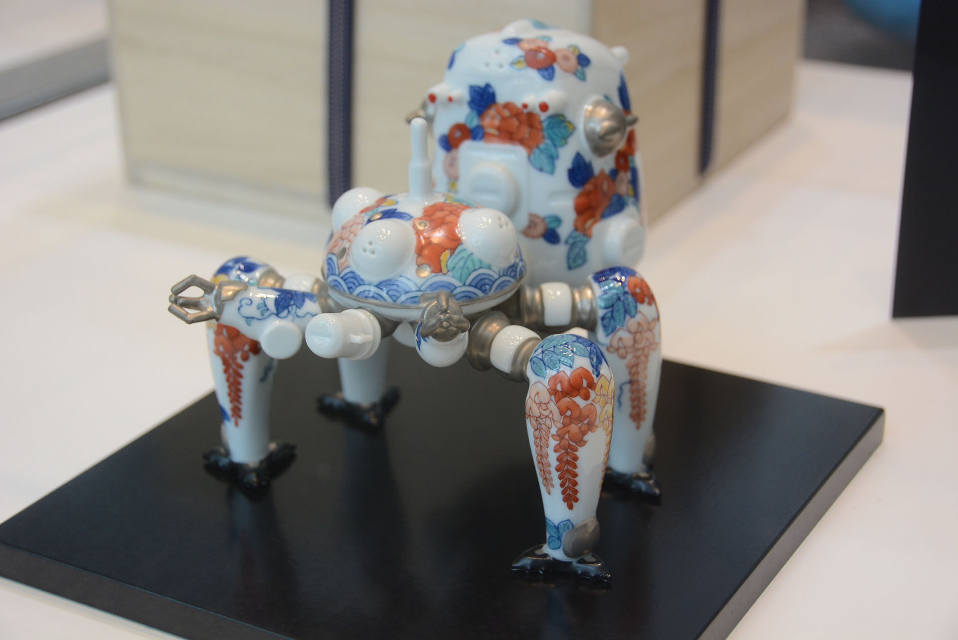 屏風や実物大フィギュアなどのユニークアイテムも