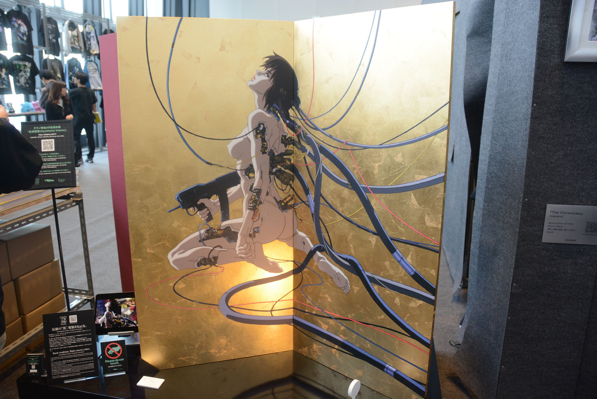 屏風や実物大フィギュアなどのユニークアイテムも