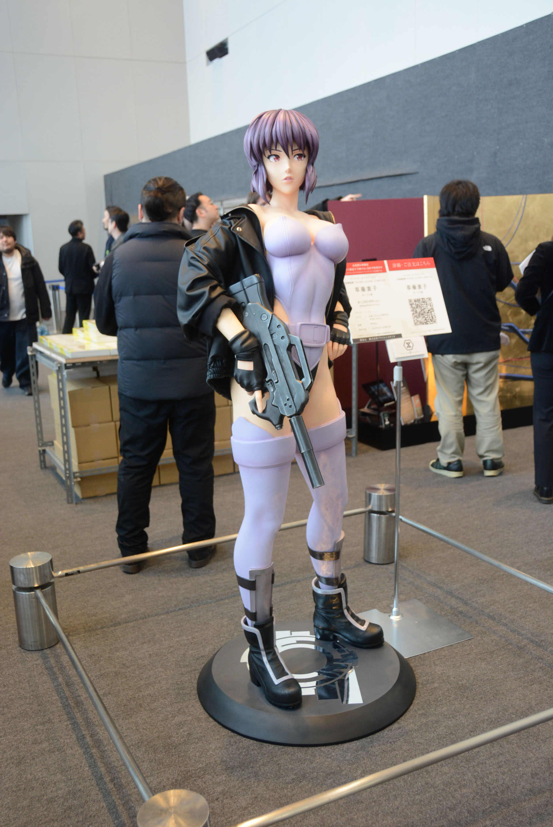 屏風や実物大フィギュアなどのユニークアイテムも