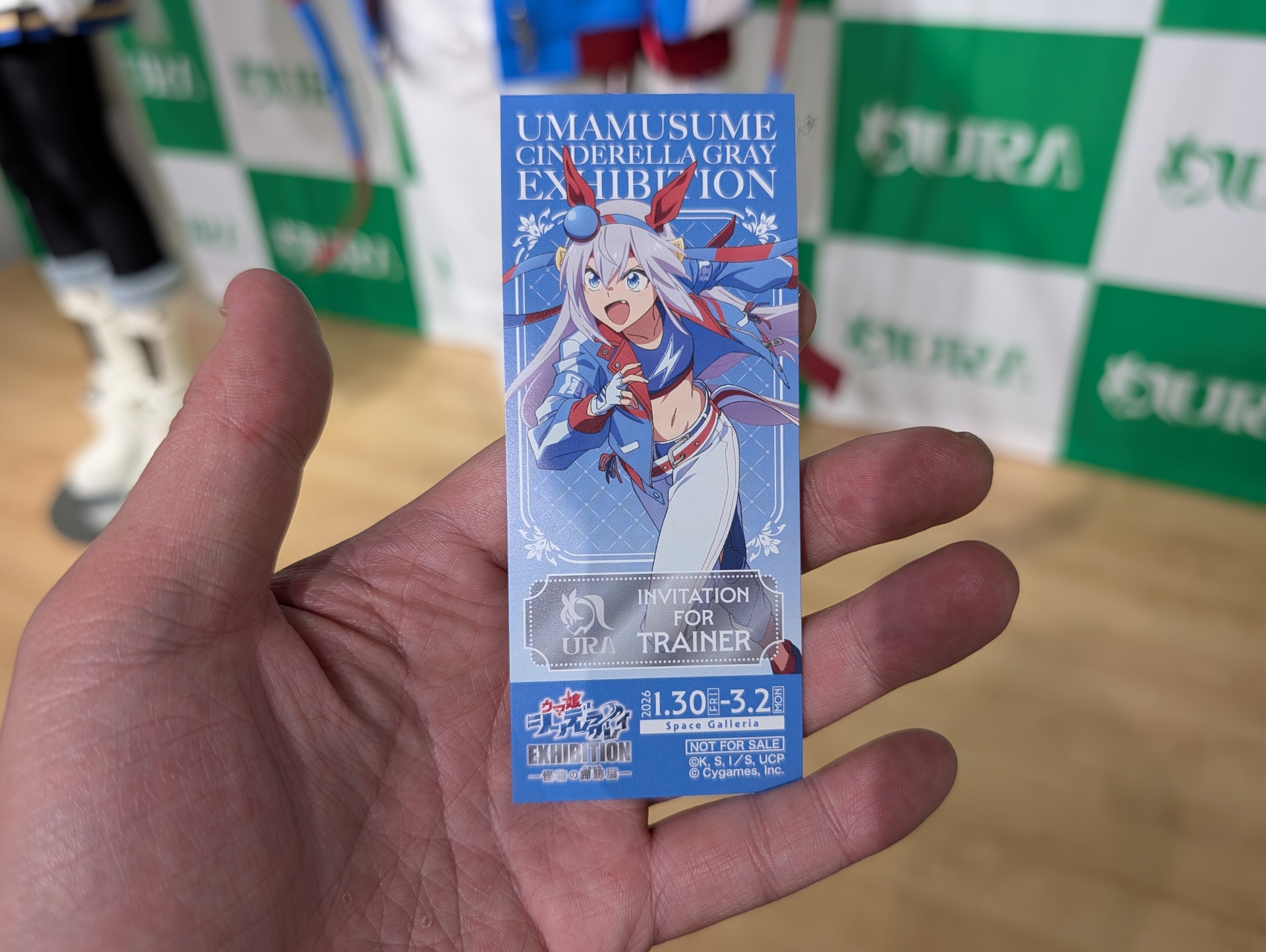 入場特典はキャラクターたちの図柄があしらわれた招待券風カードだ。筆者はシリーズの重要キャラの1人と言えるタマモクロスが当選して結構いい引きを見せた。カードはかなり厚めの紙が用いられており、かなり頑丈な作り