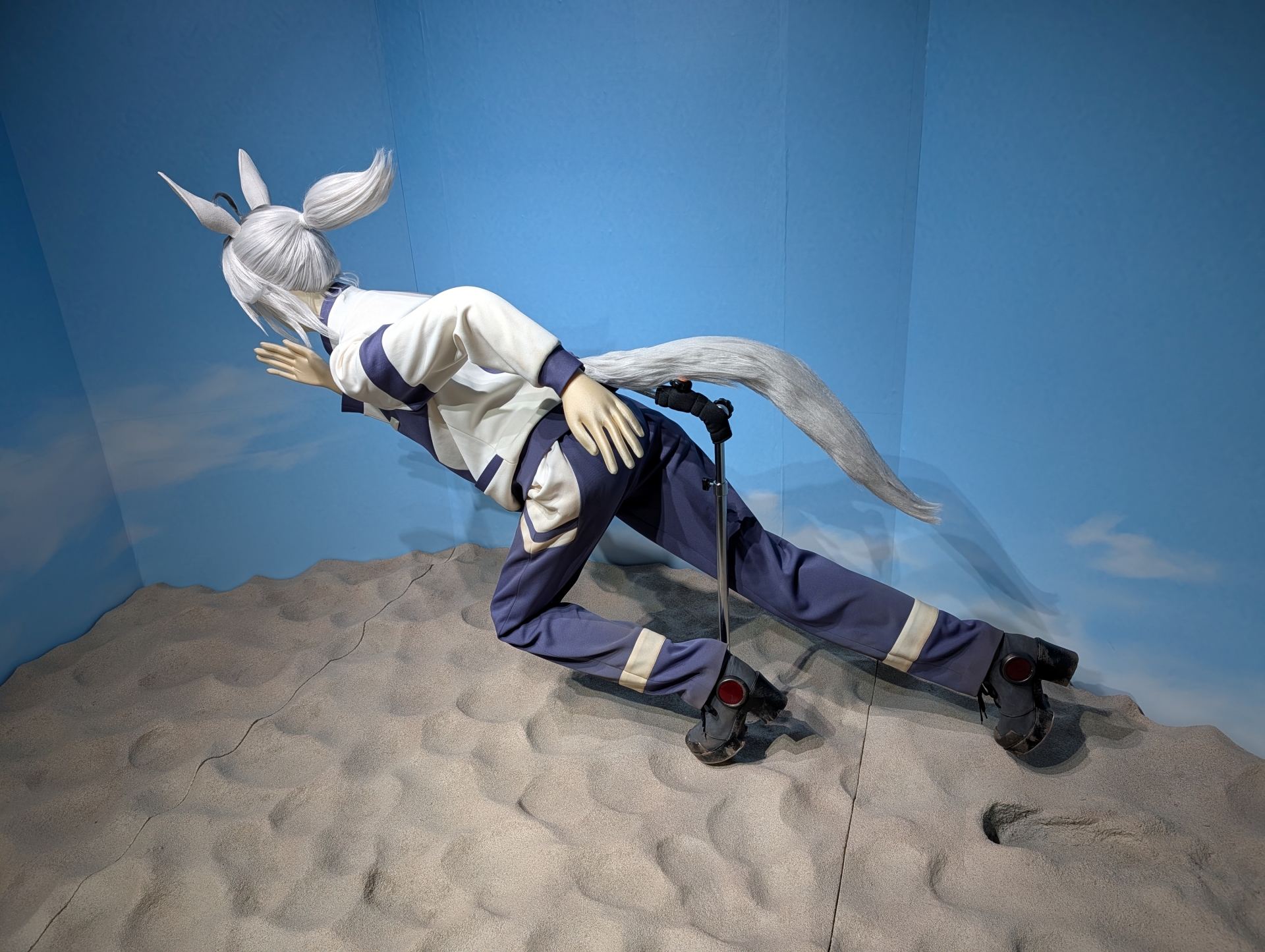 練習でカサマツジャージを着たオグリキャップの超前傾姿勢の疾走時の様子が特注のマネキンで再現されている