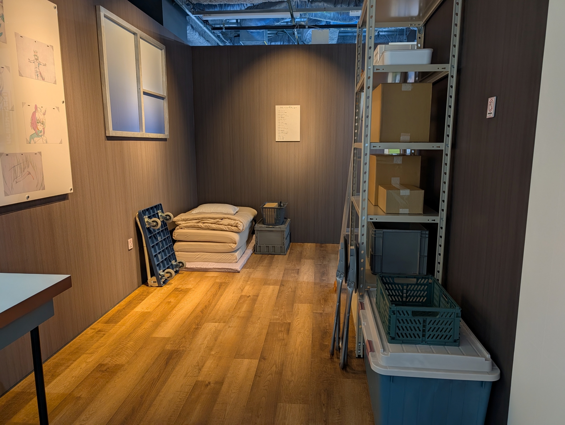 物語序盤、寝泊まりしていた物置も再現。壁面には序章「カサマツ篇」で使用された原画も展示されている