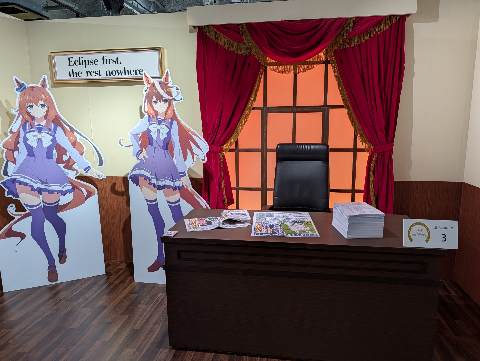 トレセン学園校舎に入るといきなりの会長室で驚き！アニメと同様、机に積まれた新聞や署名の束なども作り込まれているのが確認できる