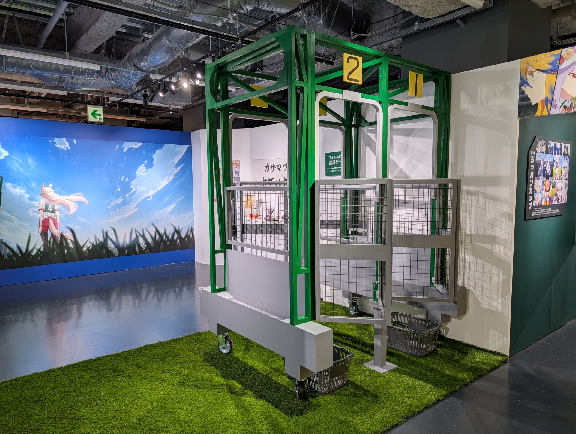 仕送りの品々の隣にはフォトスポットの1つであるウマ娘がレースで使用する出走ゲートが設置。前後のゲートは自由に開閉できる仕組みなのでウマ娘ファンには映えるスポットと言える