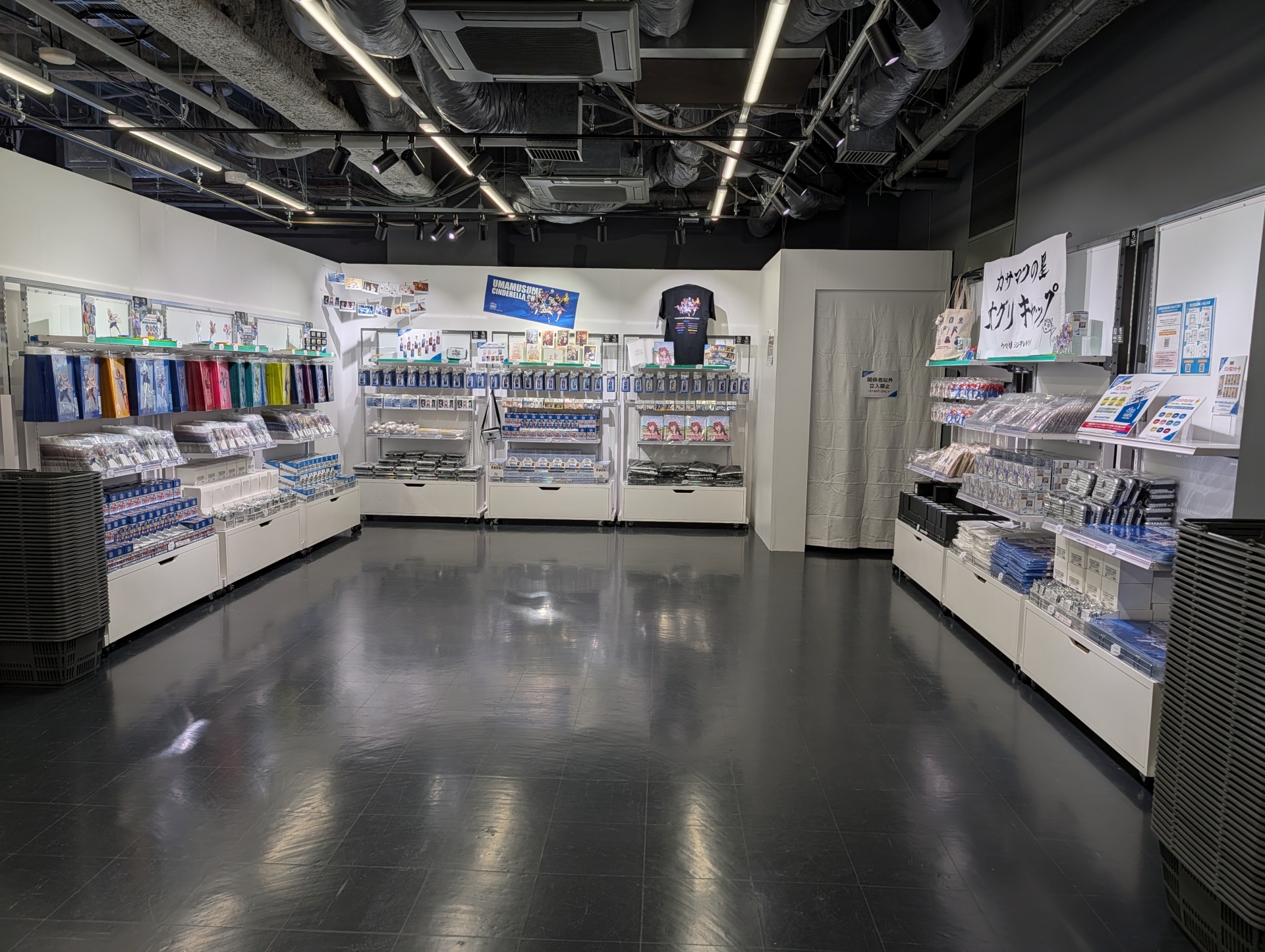 物販コーナーは3面に数多くの商品群が並べられている