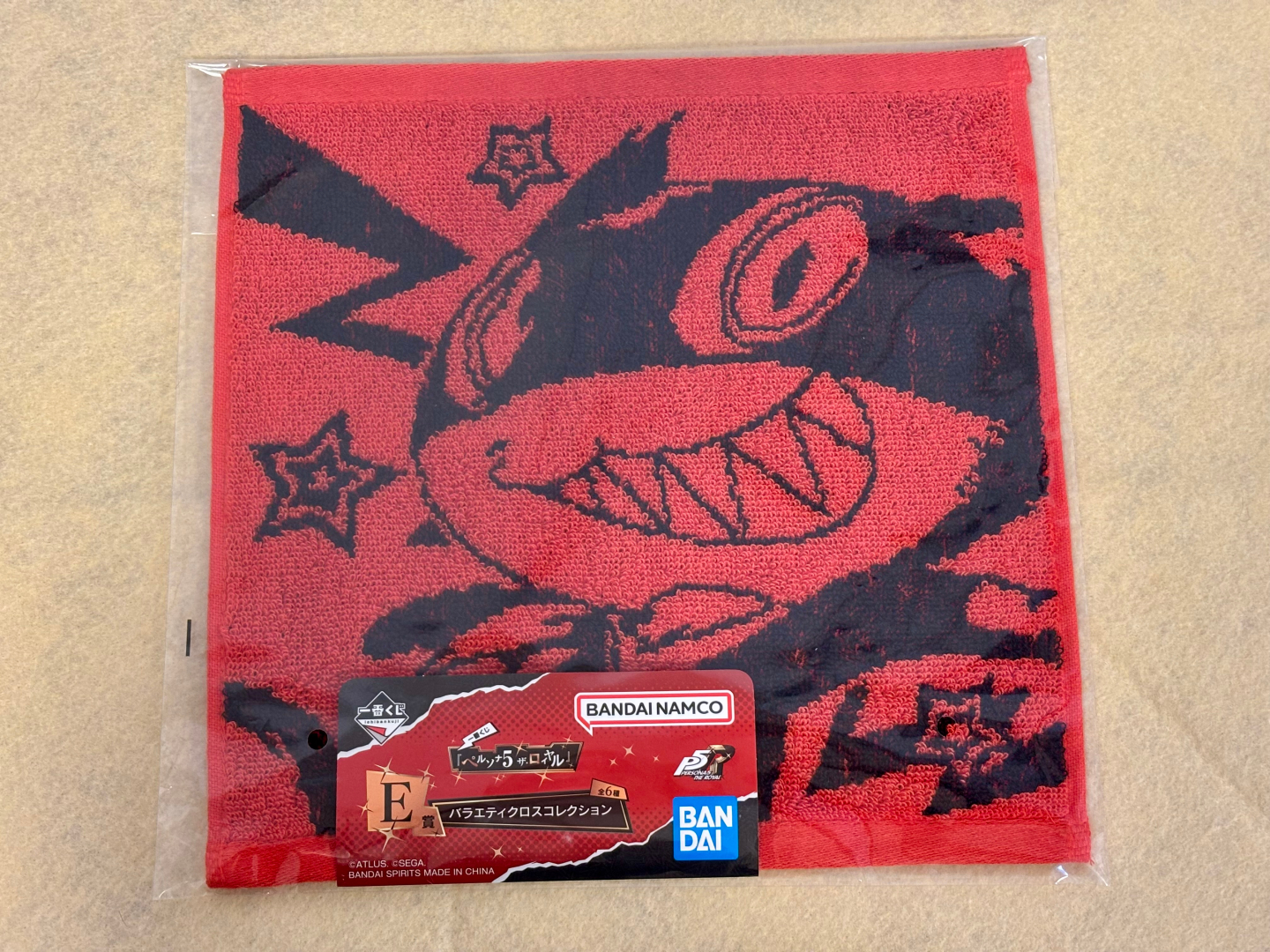 モルガナ柄：赤を基調に、カートゥーン調のモルガナが描かれたポップなデザイン