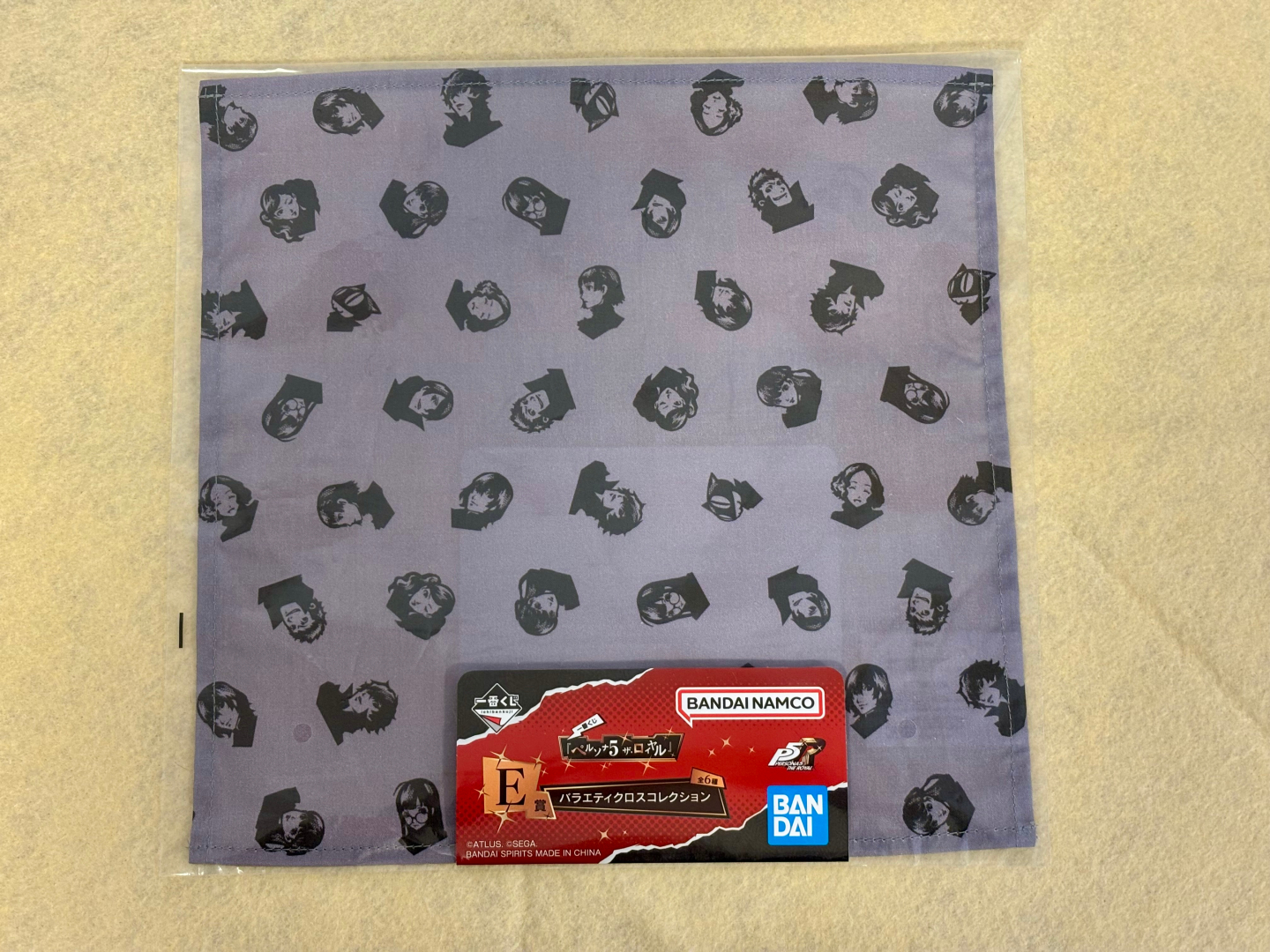 怪盗団柄：怪盗団のアイコンがあしらわれたグレーの落ち着いた色味のクロス