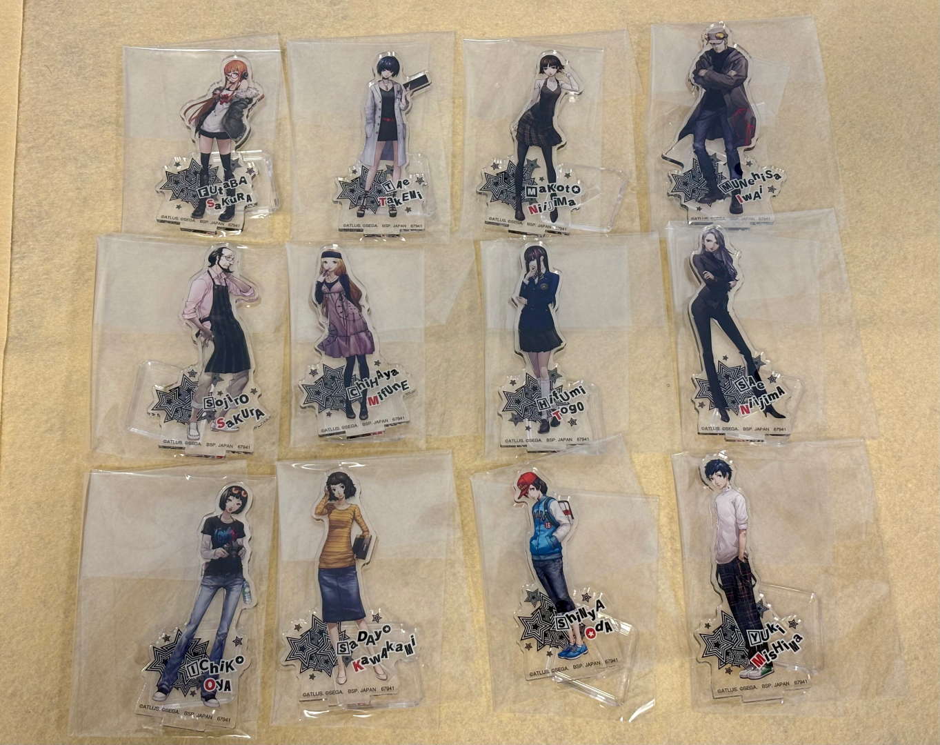 総勢12名のアクリルスタンドたち！ 圧巻である