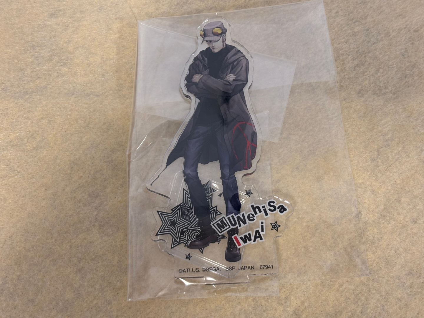 岩井宗久：ミリタリーショップ店長。冬服のコートにニット帽、首にはゴーグルという完全防備。腕を組んだ立ち姿が渋すぎる