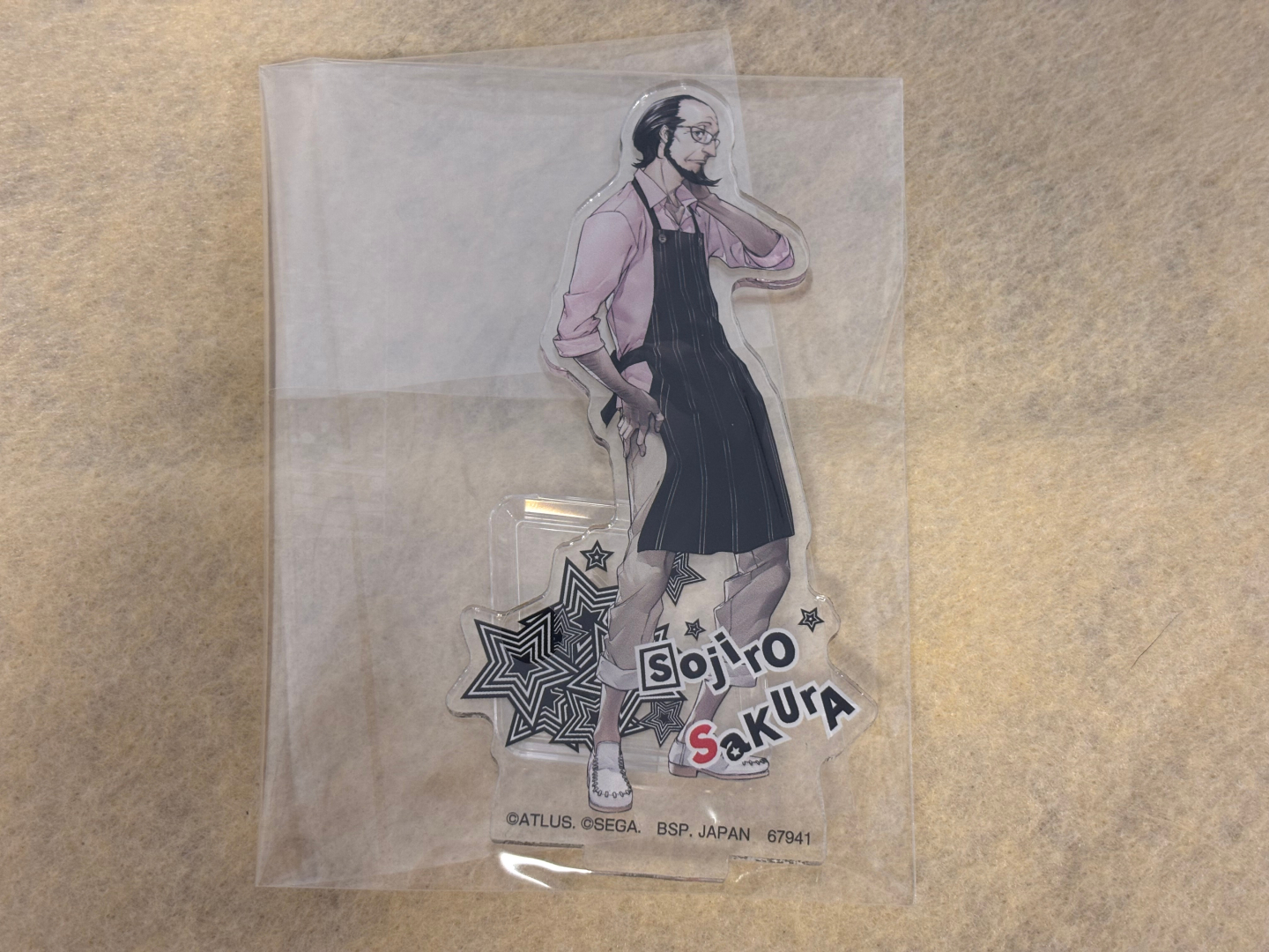 佐倉惣治郎：ルブランのマスター。首に手をやるいつものポーズとエプロン姿。コーヒーの香りが漂ってきそうだ