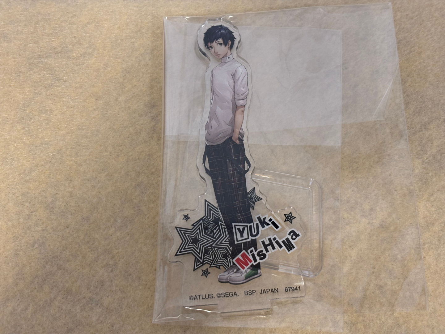 三島由輝：白のタートルネックにサスペンダー。どこか垢抜けない一般人代表の彼がいることで、世界観の解像度が上がる