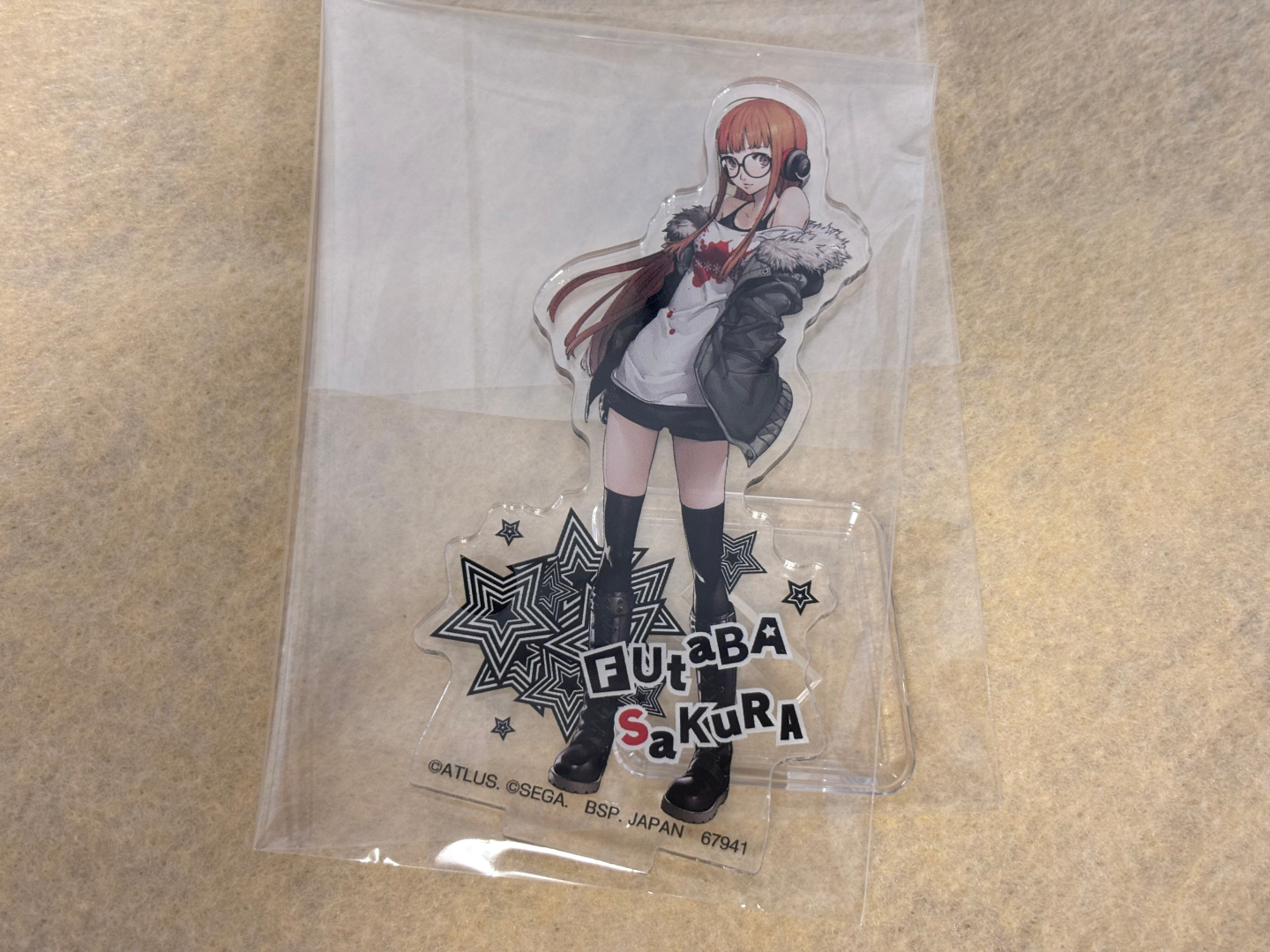 佐倉双葉：モッズコートにヘッドフォン。少し内股な立ち姿が「妹キャラ」全開。惣治郎と並べて親子で飾りたい