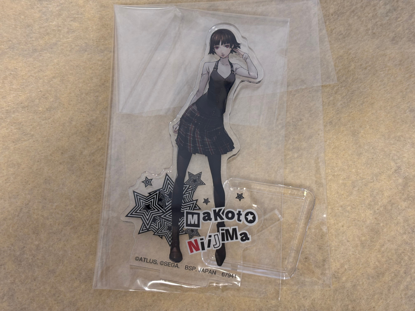 新島真：世紀末覇者先輩は制服姿で参戦。腰に手を当てた凛としたポーズからは、知性と責任感が溢れている