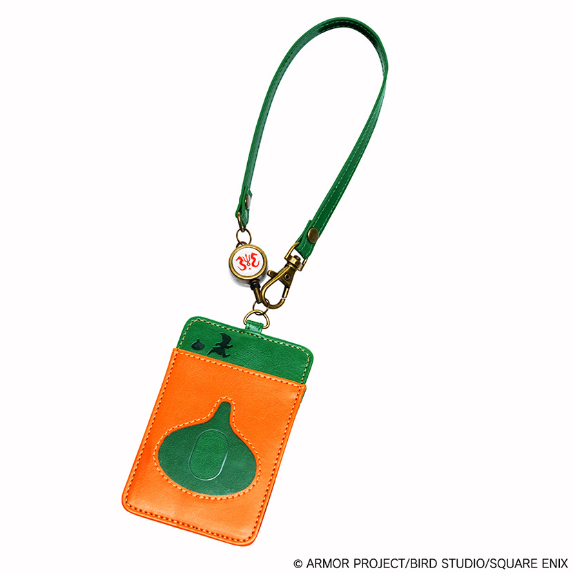 裏面には石版を集めているモンスターの描きおろしイラストがエンボス加工でデザインされている。PUレザーも2色使いで、高級感ある仕上がり。リール付きで、日常的にバッグなどに付けて使用できる