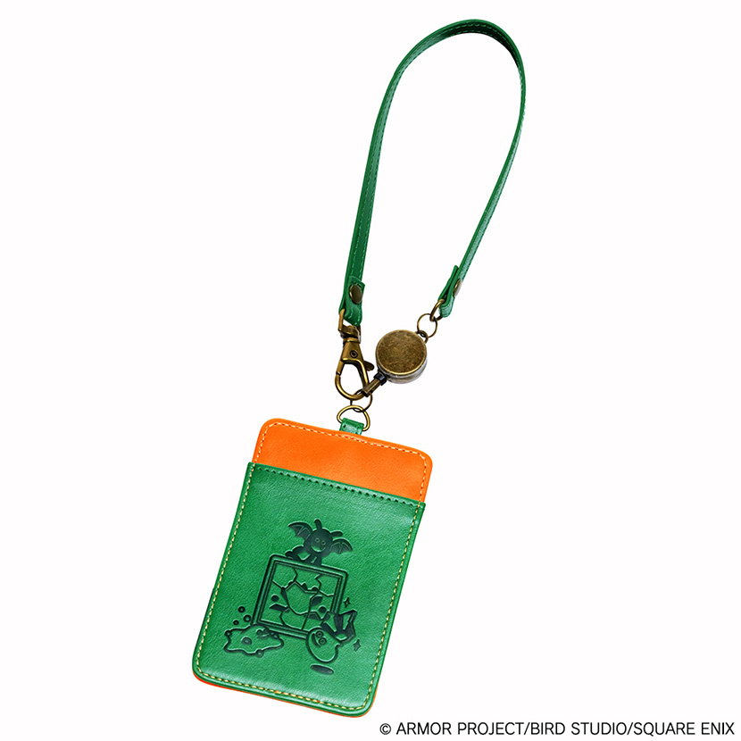 裏面には石版を集めているモンスターの描きおろしイラストがエンボス加工でデザインされている。PUレザーも2色使いで、高級感ある仕上がり。リール付きで、日常的にバッグなどに付けて使用できる