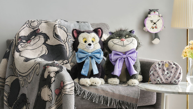 「猫の日」新コレクション イメージカット（ブランケット 6,000円/ぬいぐるみ＜フィガロ＞ 4,400円/ぬいぐるみ＜ルシファー＞ 4,800円/掛け時計 9,500円/ポーチ 3,300円）