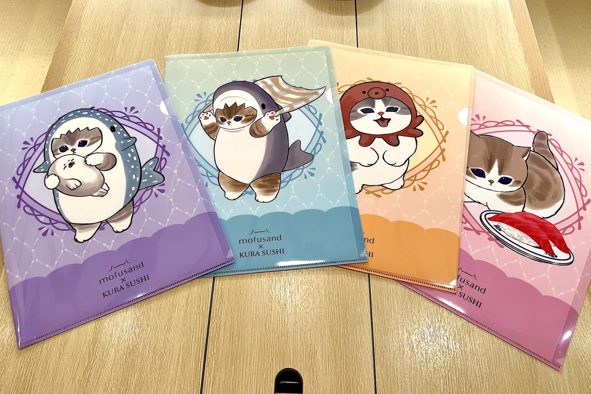 クリアファイルは全4種がデザイン。裏もそれぞれデザインが異なる