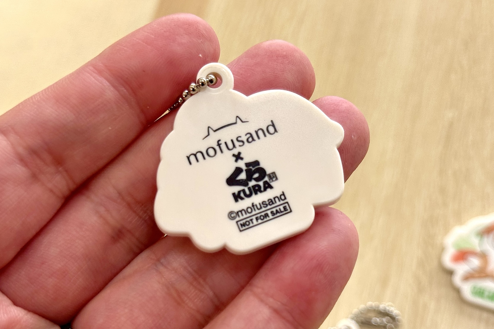 裏にはコラボロゴがデザイン