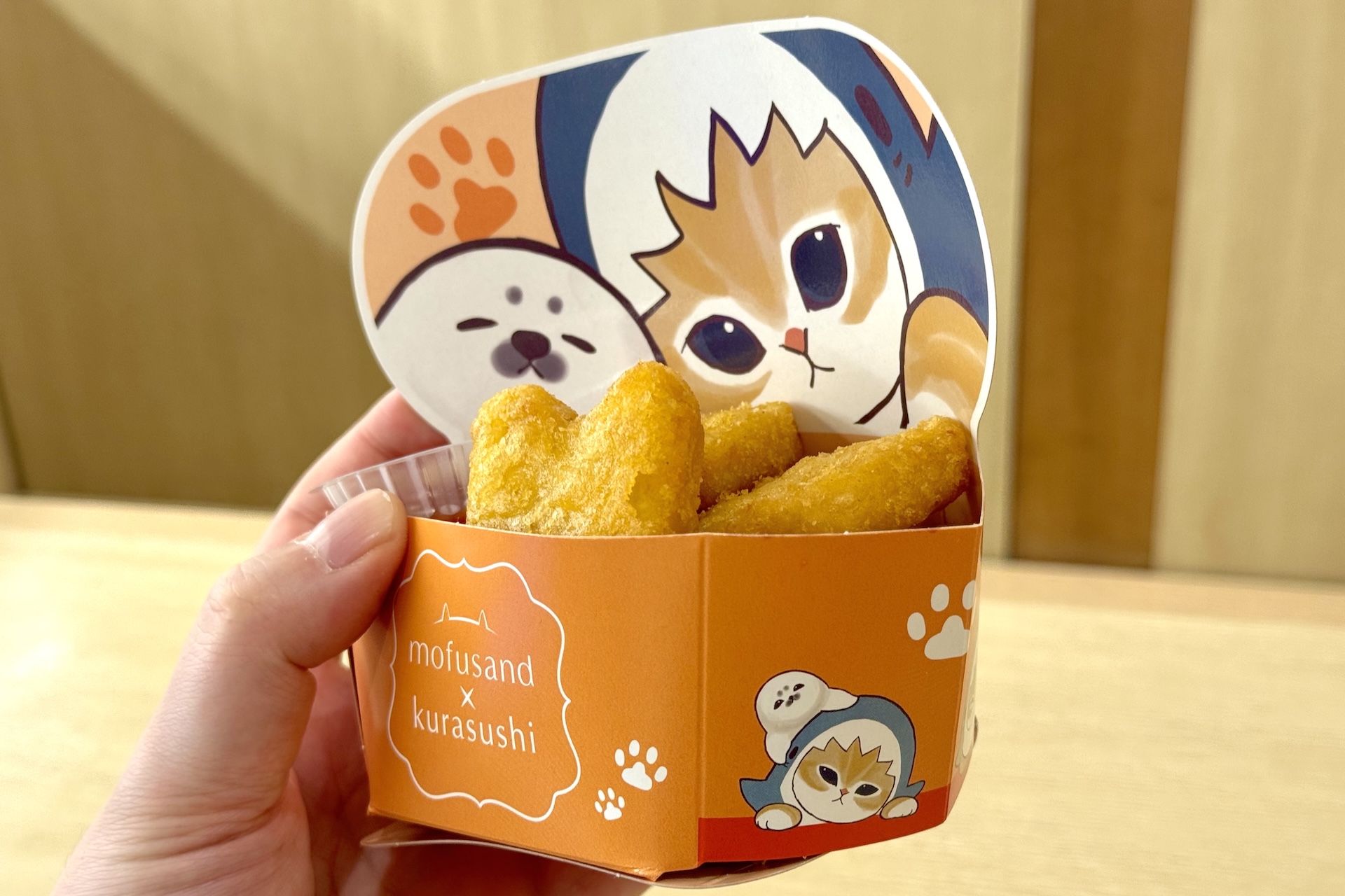 サメにゃんとアザラシが描かれたかわいい容器で提供される