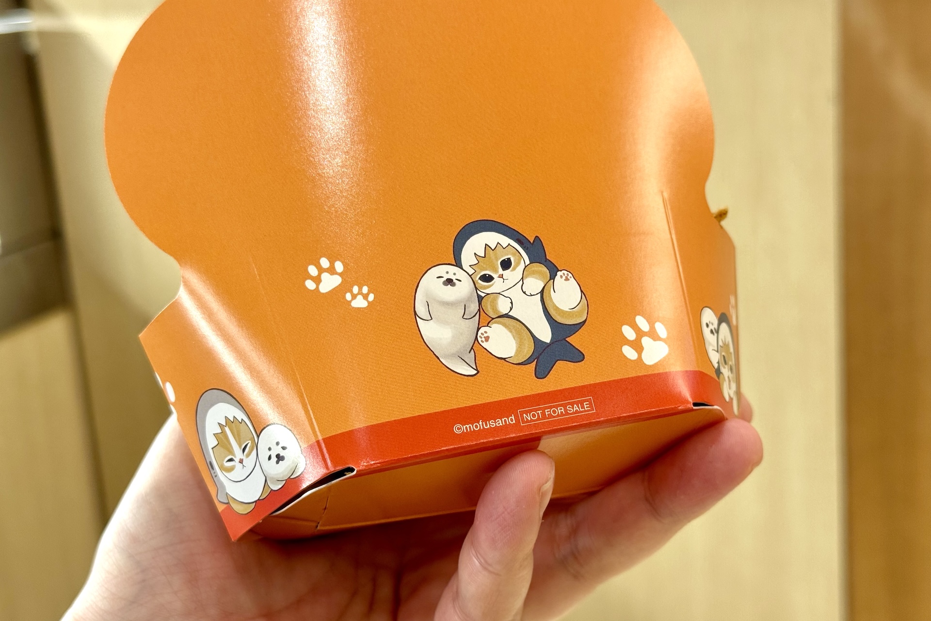 裏側までイラストが描かれているので要チェック！