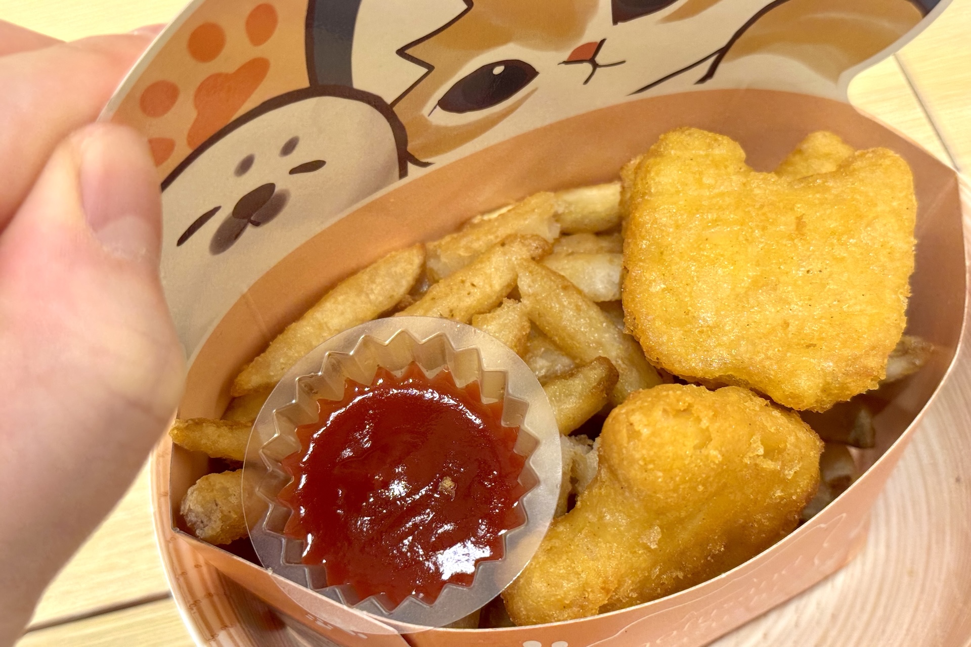 ナゲット、ポテトがぎっしりで大満足のボリューム。ケチャップ付きだ