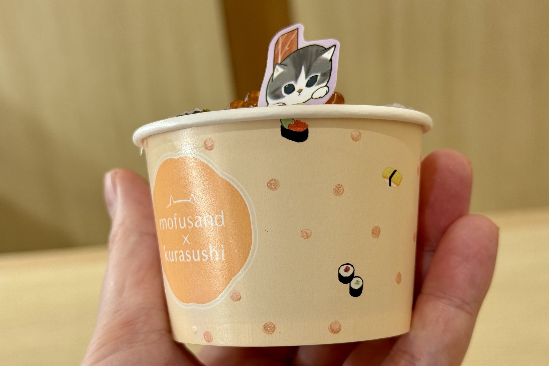 コラボロゴとお寿司がデザインされた「mofusand」らしいカップで提供される