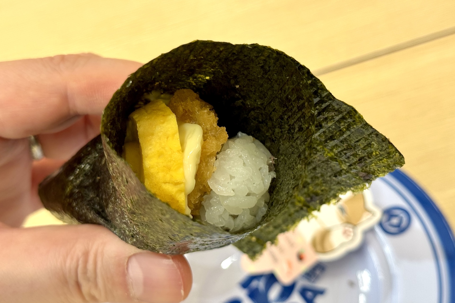 海苔で巻かれた具材はシャリ・ランチョンミートカツ・マヨネーズ・だし巻きたまご