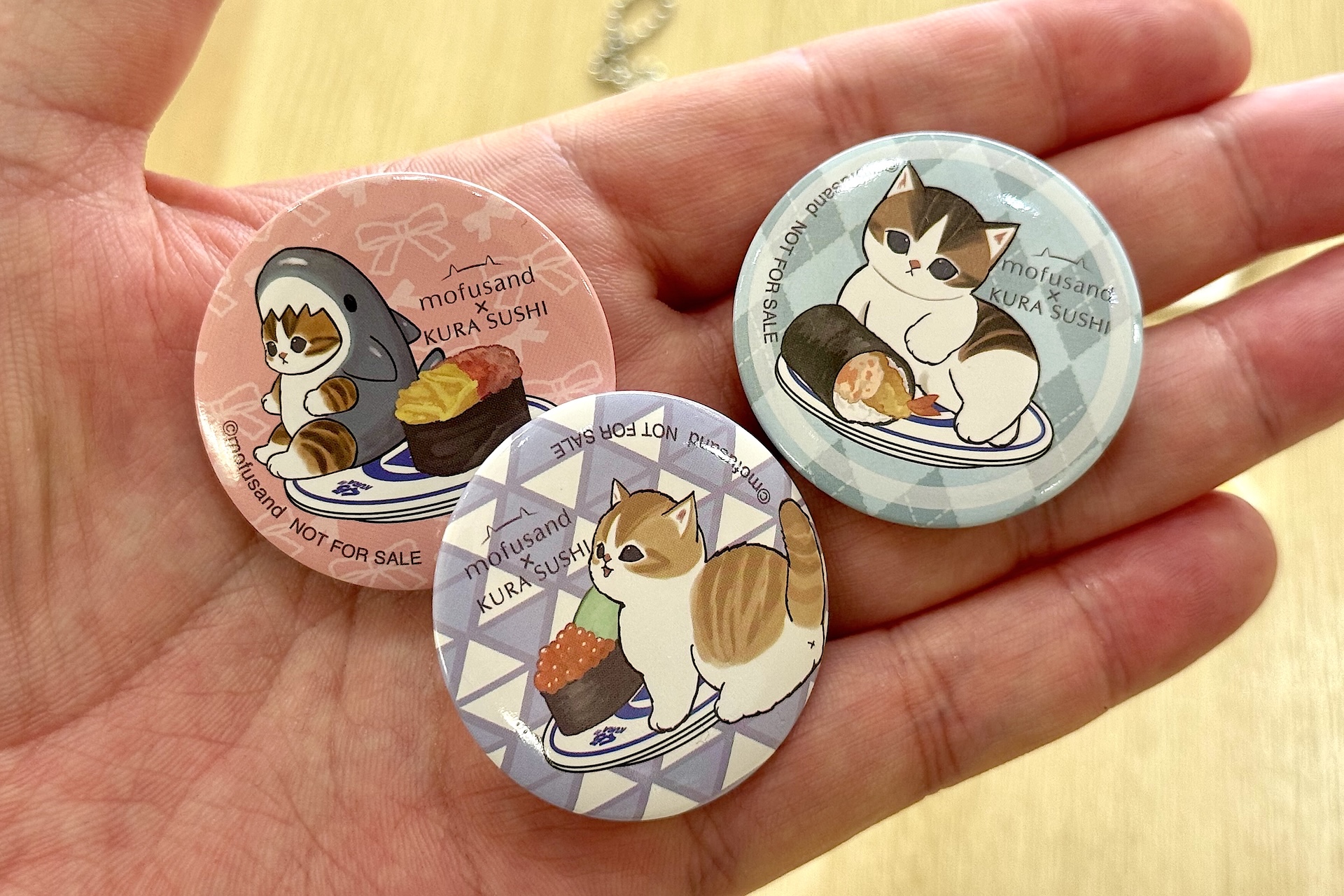 存在感のあるサイズが嬉しい。くら寿司のメニューも一緒に描かれているコラボ限定デザインは必見