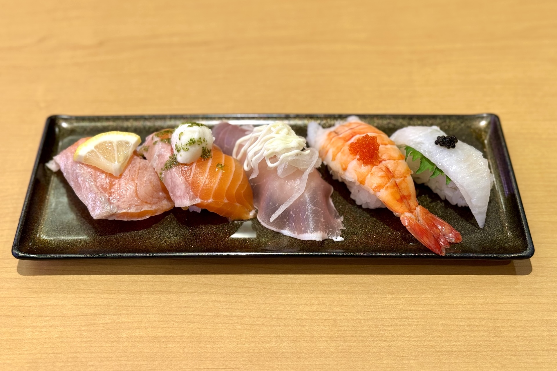 「ジョジョの奇妙な冒険コラボ限定トラベルステッカー付き おすすめ彩り5種盛り」 価格：980円〜