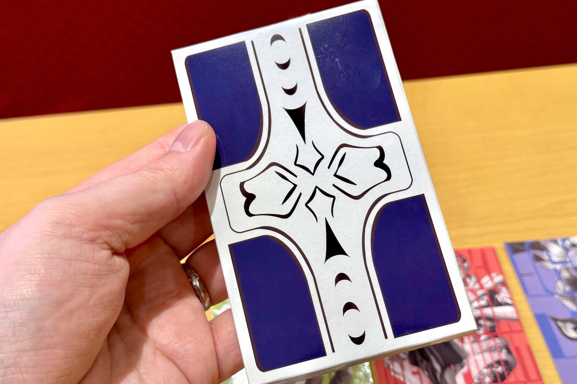 コラボ限定トラベルステッカーはブラインドパッケージで提供される。パッケージもしっかりとした特別なものになっていてかっこいい！