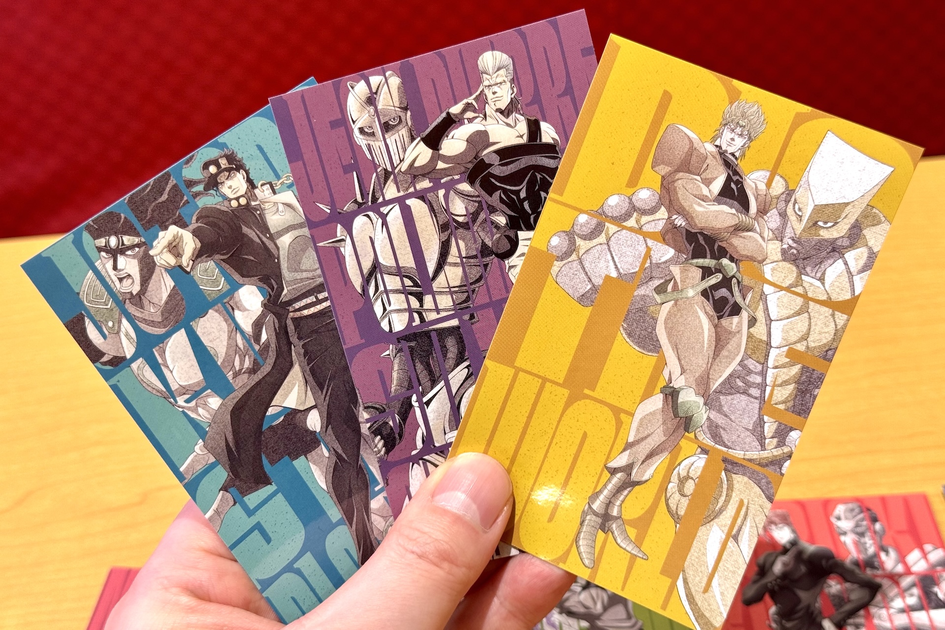 ステッカーは縦長で存在感のあるサイズ！ トランクなどに貼ることでかなり目立ちそうだ