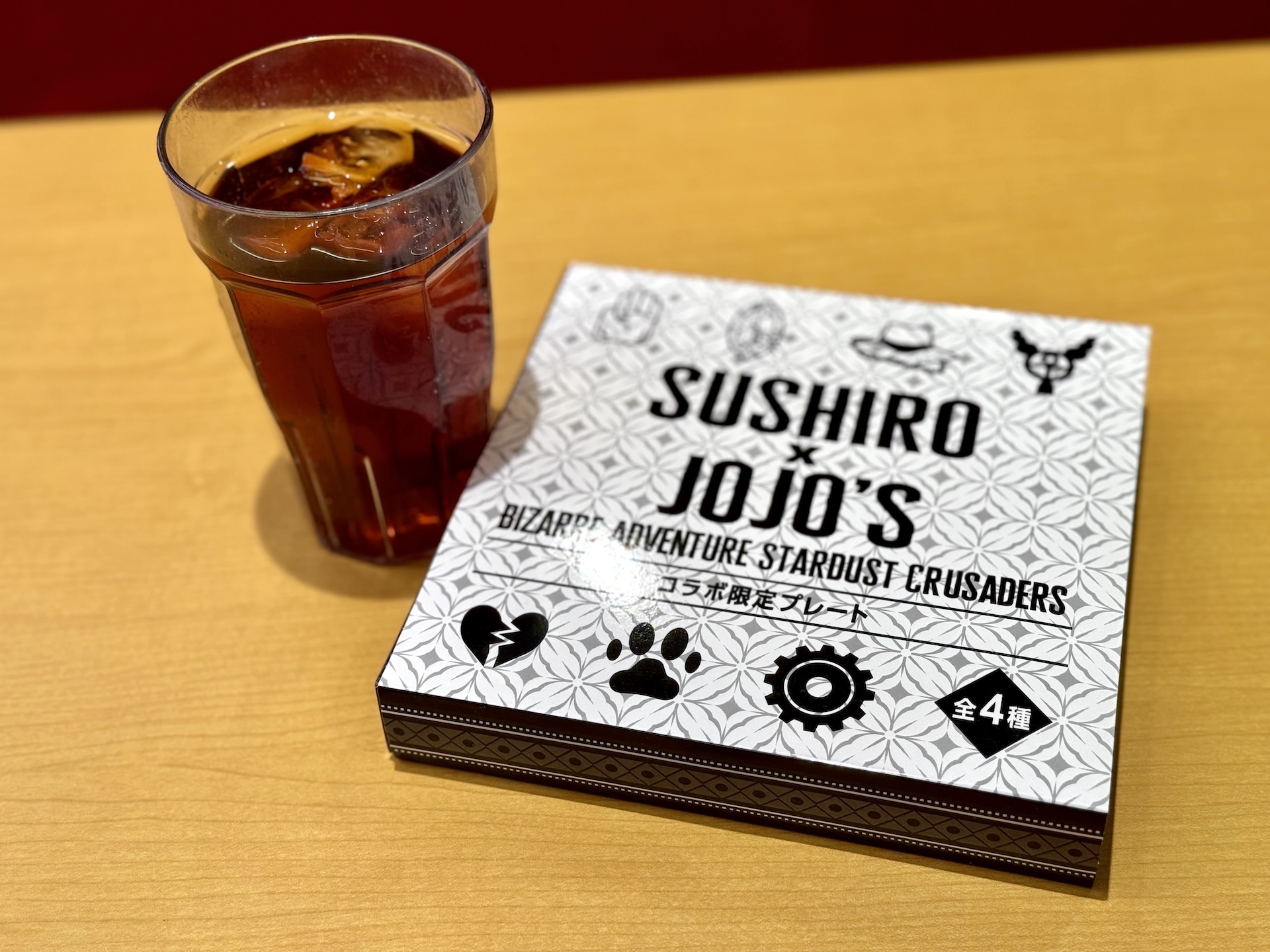 「ジョジョの奇妙な冒険コラボ限定プレート付き ソフトドリンク」 価格：1,300円〜