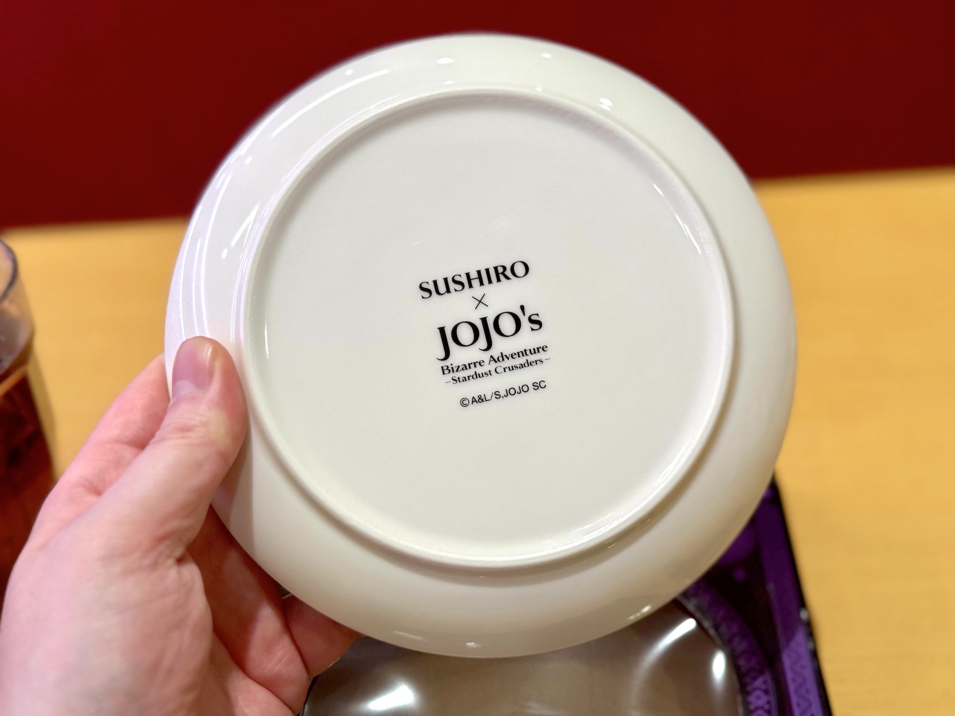 裏にはコラボロゴが印字。ここだけでしか手に入れることができない限定アイテムとなっている