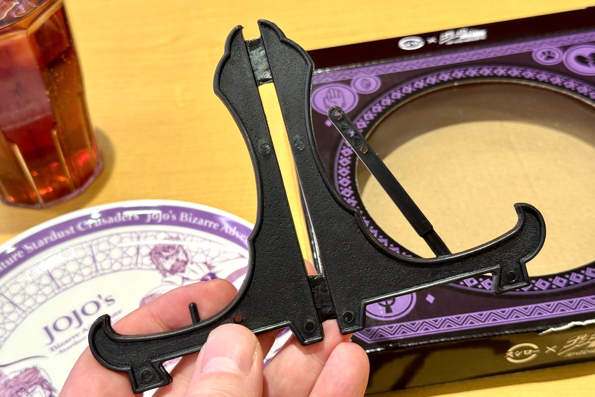 パッケージの中には組み立て式の台座が付属