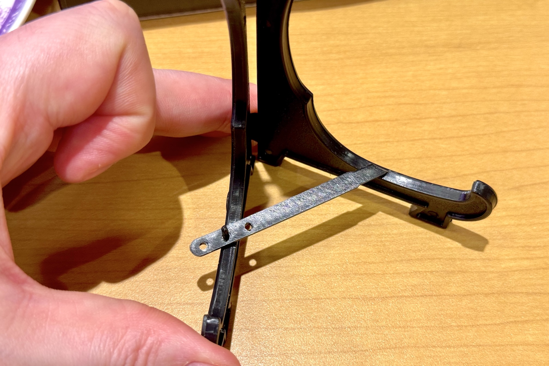 台座は折りたたんで留め具をカチっとはめるだけの簡単仕様だ