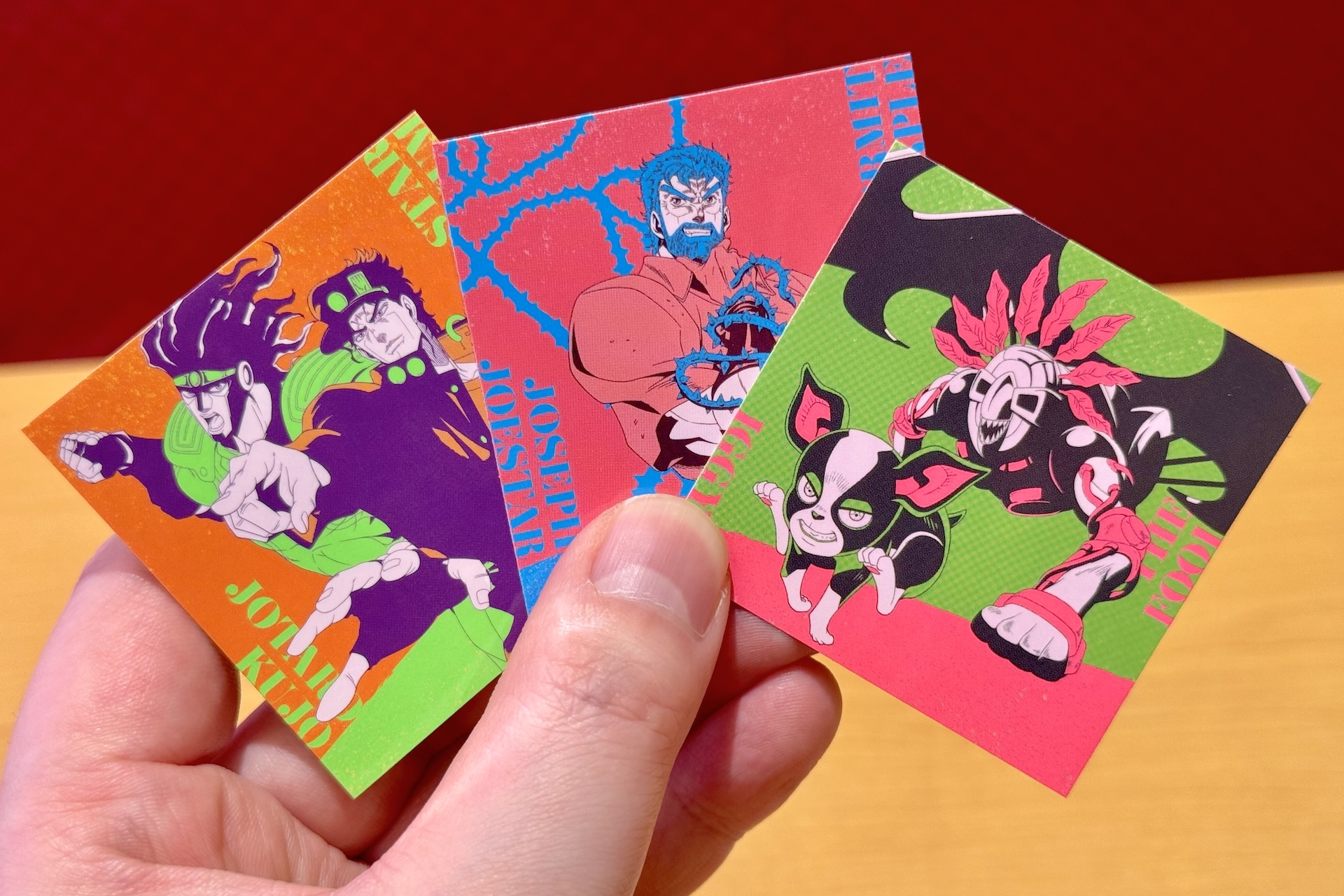 ステッカーは「ジョジョ」らしいカラフルな色合いでかっこいい！