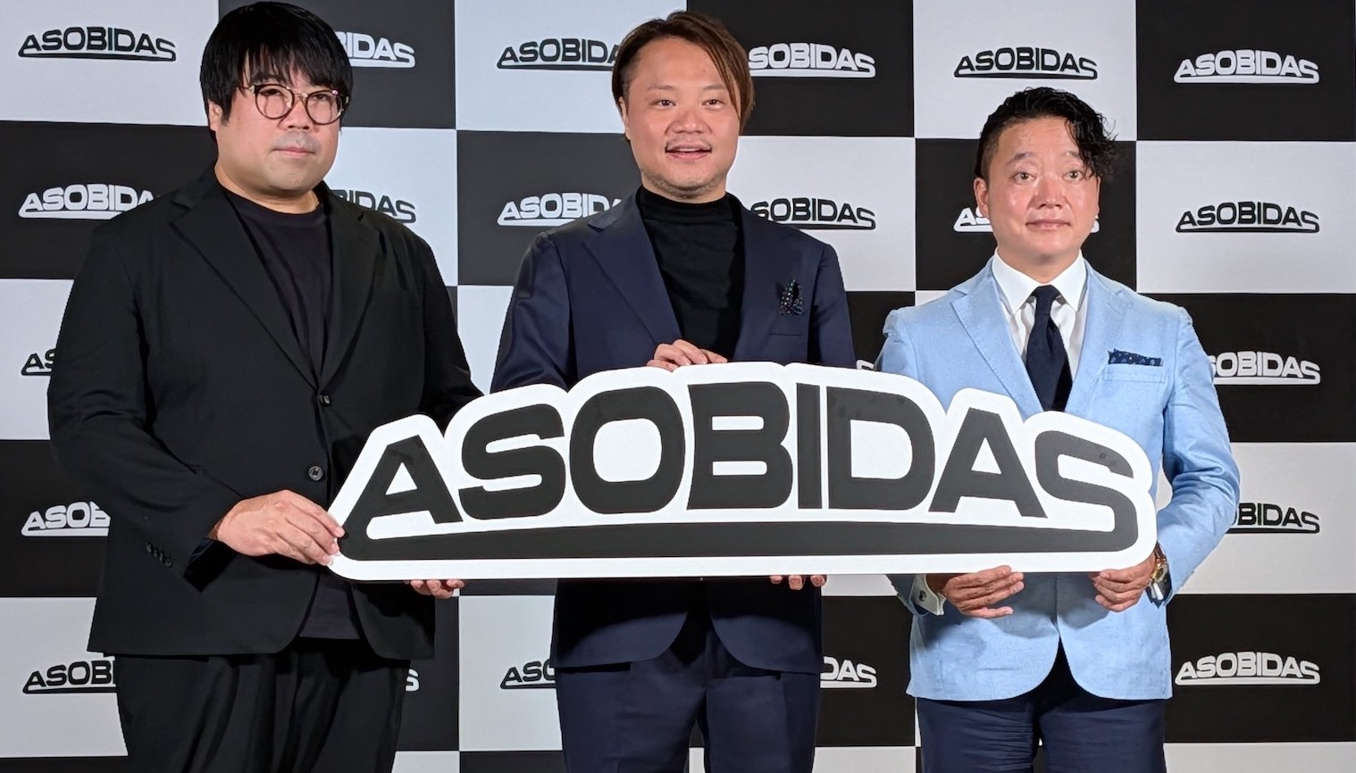 左からアソビシステムの中川悠介代表取締役、アソビダスの田村光紀代表取締役、ミダスキャピタルの吉村英殻代表パートナー