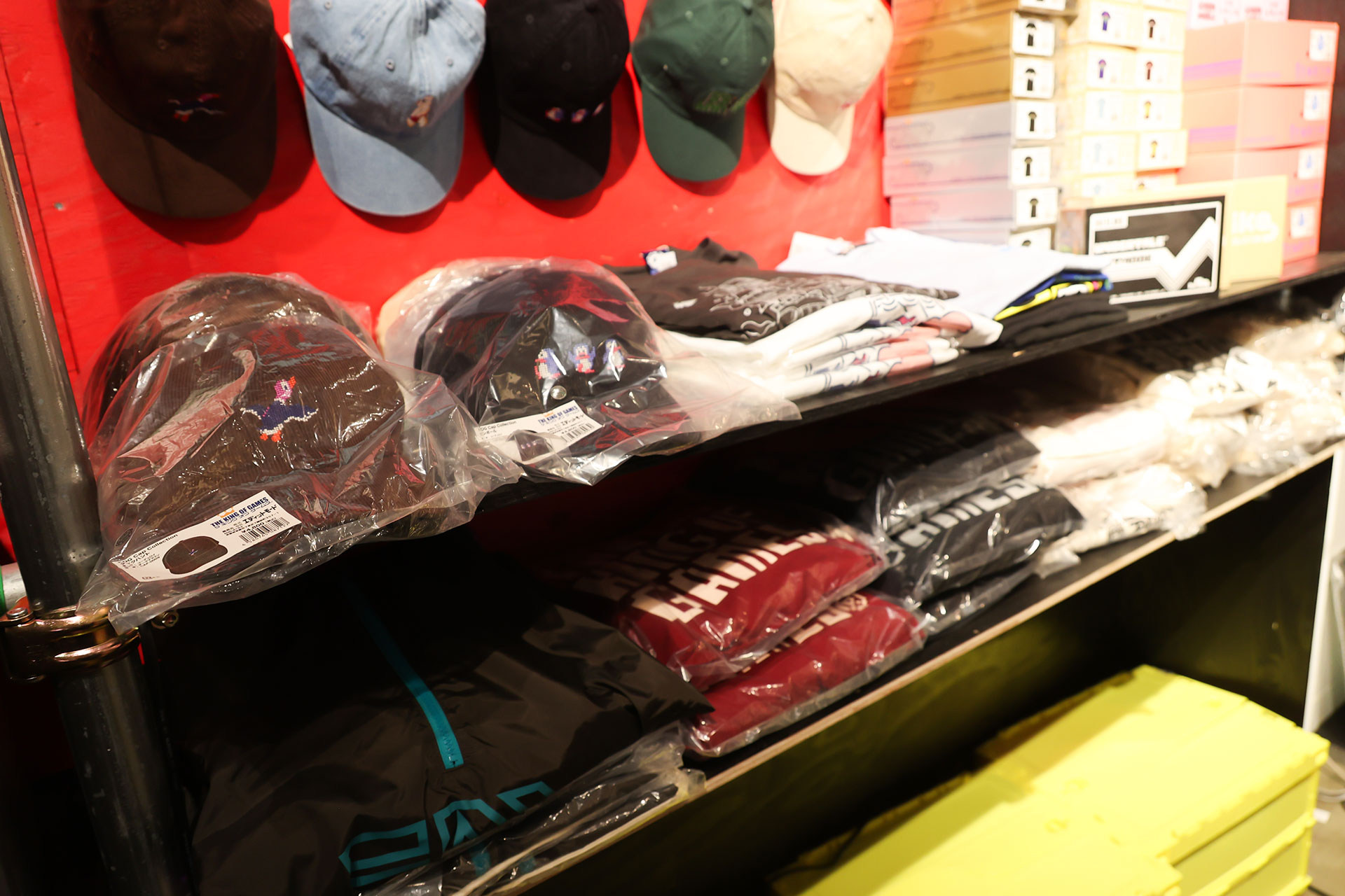 トレーナーや帽子などが売られていた