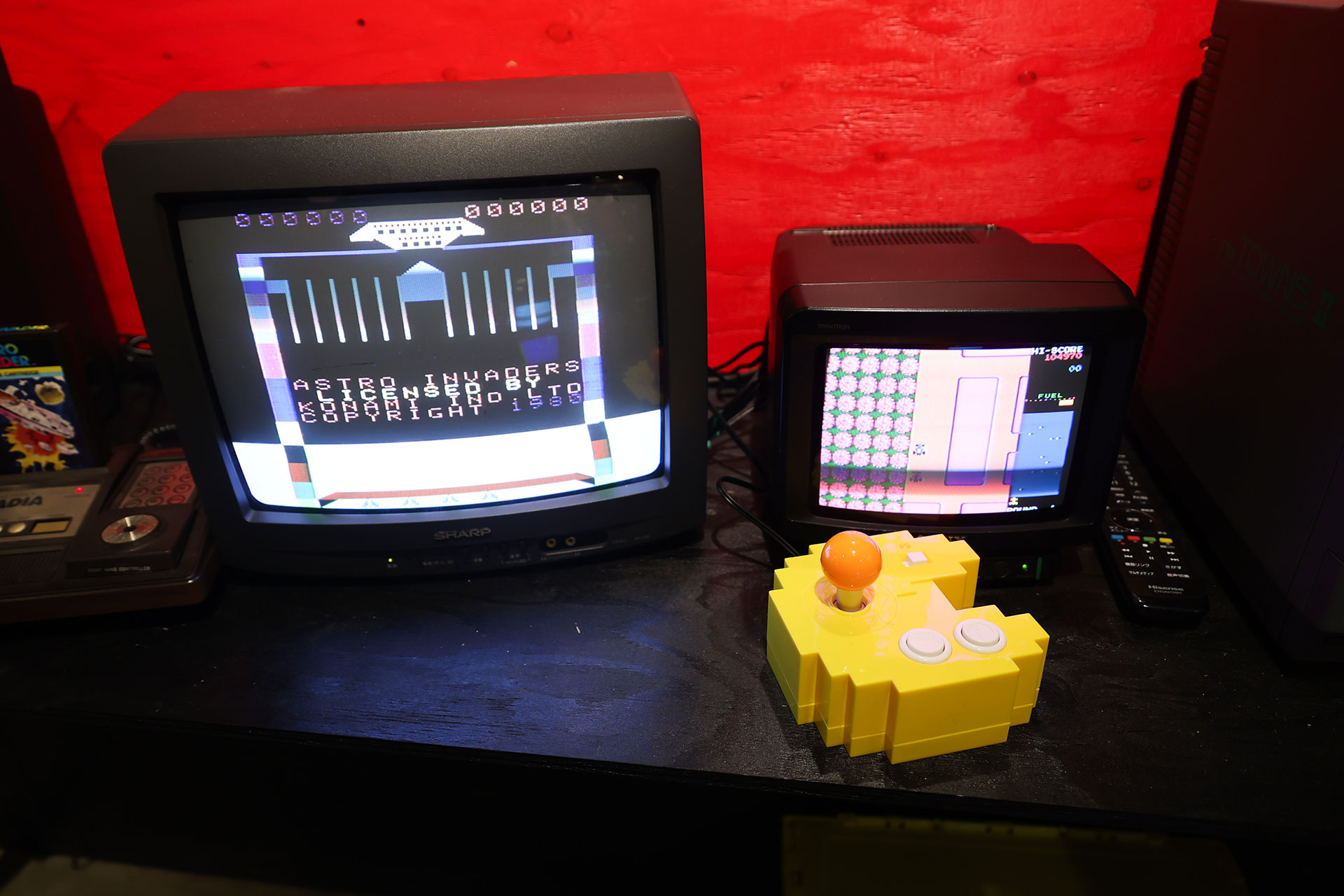 パックマン型のコントローラーで遊べる「ラリーX」と「アルカディア」の「アストロインベーダー」