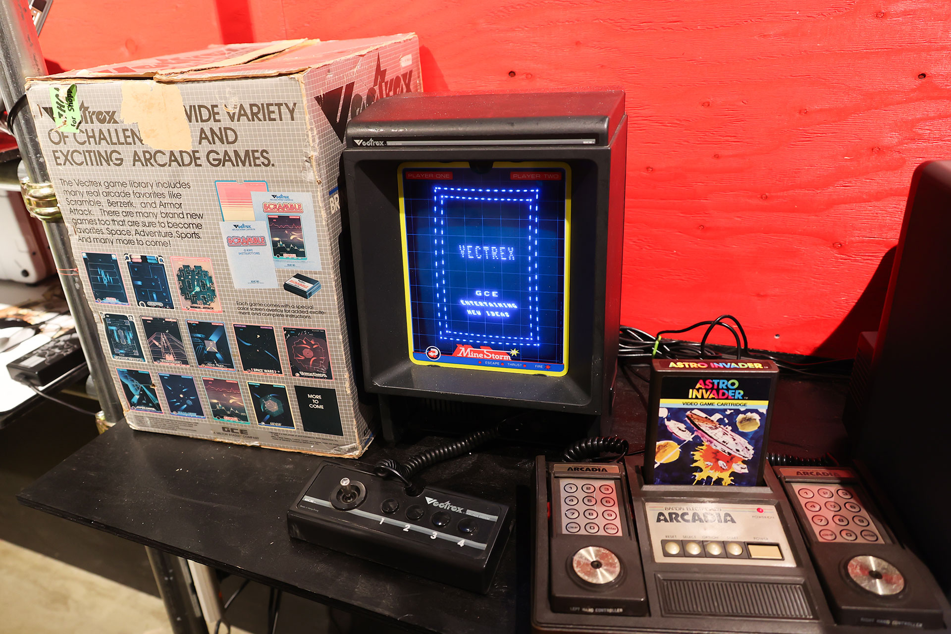 最近ミニ版の「Vectrex Mini」が登場したことでも話題になったが、そのオリジナル版である「Vectrex」（日本ではバンダイから「光速船」という名称で販売）も展示。ベクタースキャンで描かれるワイヤーフレームの映像は素晴らしすぎる！