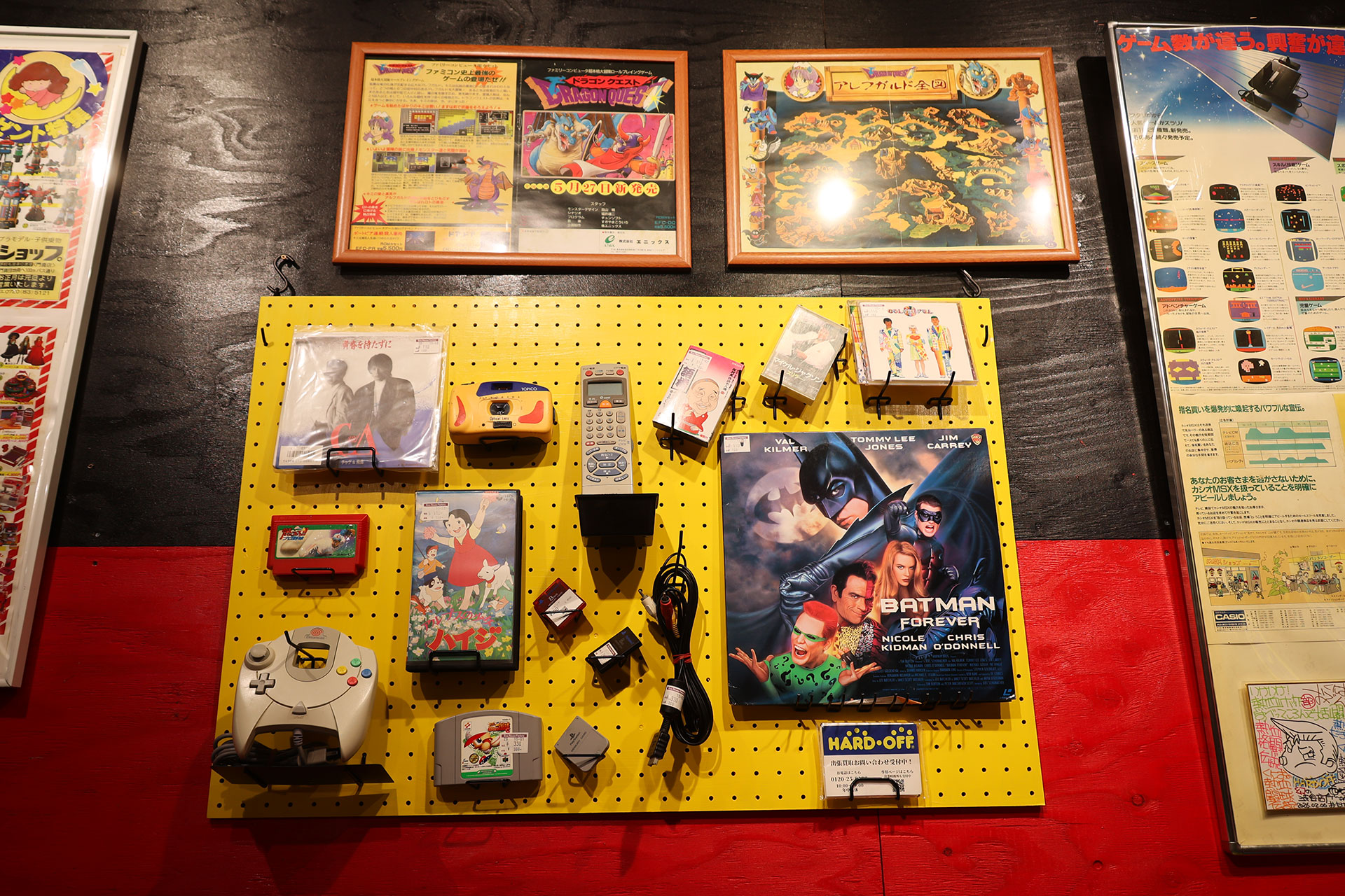 壁に掛けられたレトロゲームなどの懐かしいグッズたち