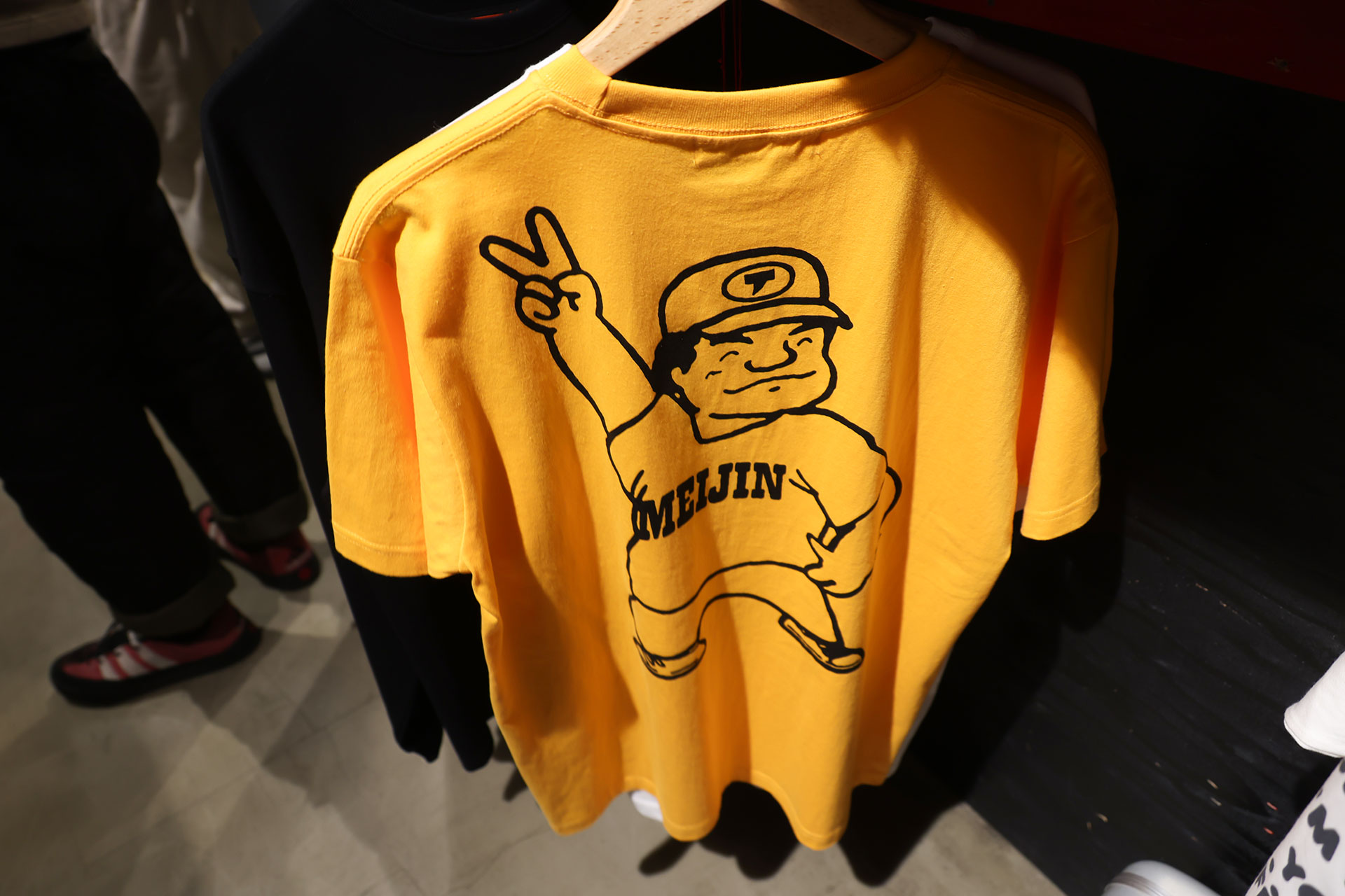 高橋名人のTシャツも売られていた。謎の店のコーナーの商品はいずれも購入が可能だ