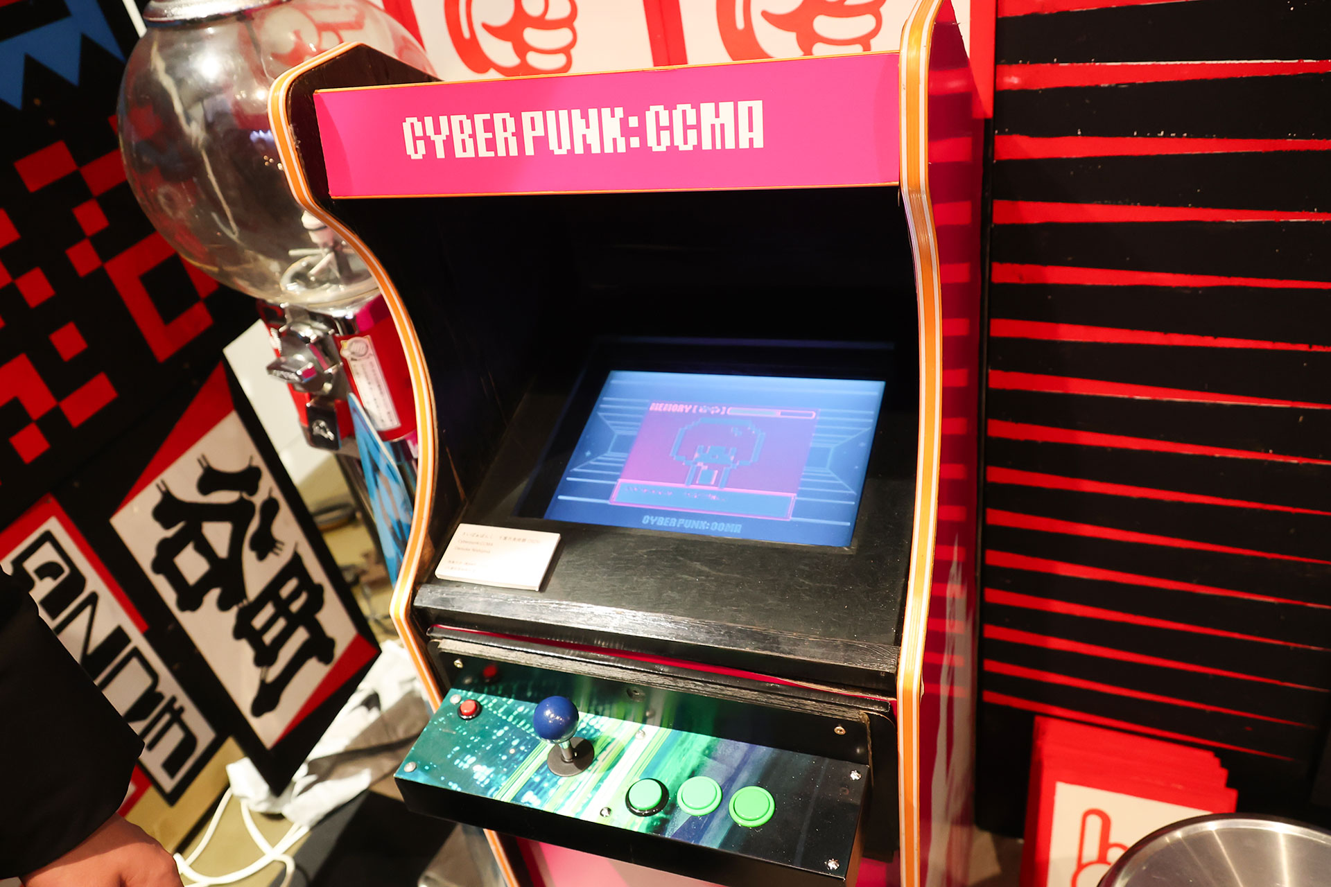 入り口付近に設置されていたゲーム機。こちらはゲーム制作も手掛けている漫画家・西島大介氏のSFアドベンチャーゲーム「さいばぁぱんく：千葉市美術館」で、実際にゲームもプレイできる