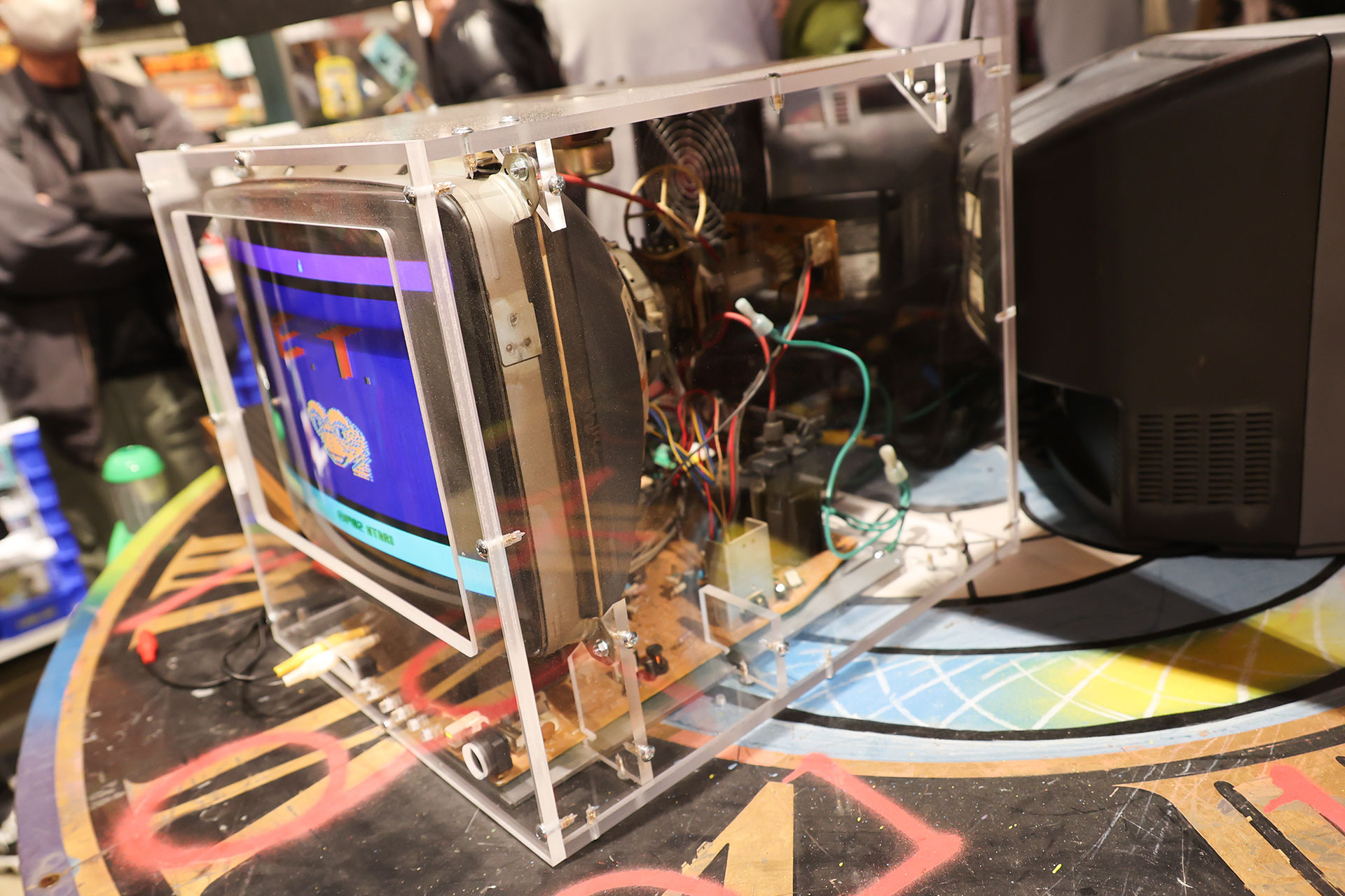 ブラウン管ディスプレイの中もスケスケだ