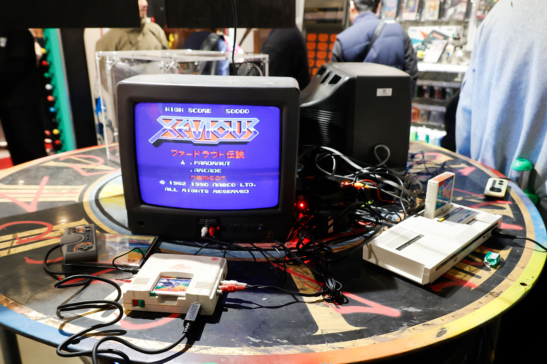 PCエンジンやセガ・マークIIIも遊べる状態で展示。いずれもブラウン管に接続されていた