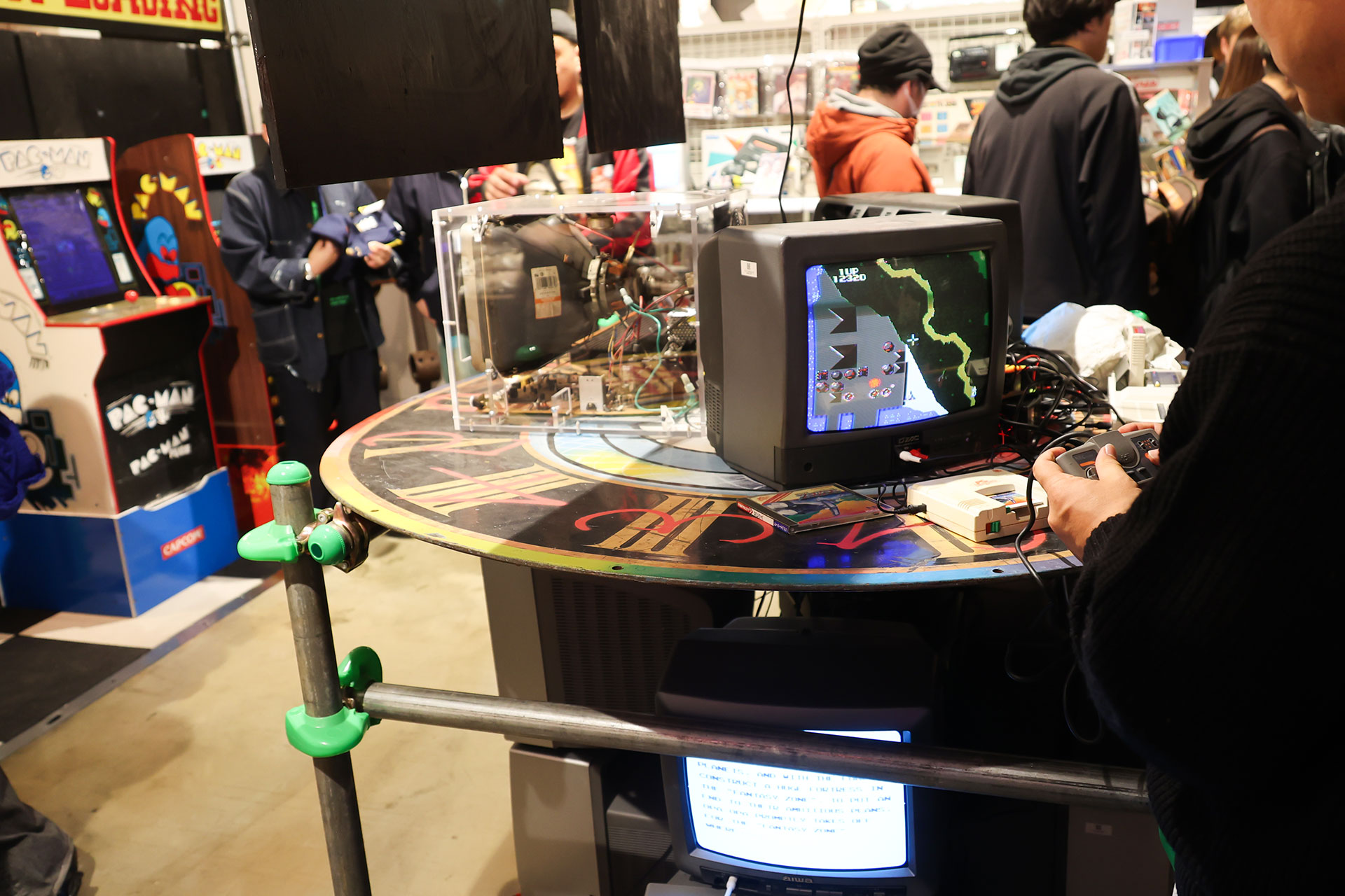 夢中でゲームをプレイしている人の姿も見られた